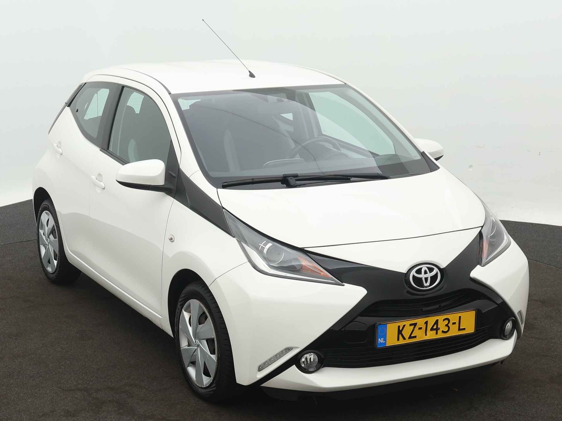 Toyota Aygo 1.0 VVT-i x-play | Camera | Airco | Bluetooth | - 29/41