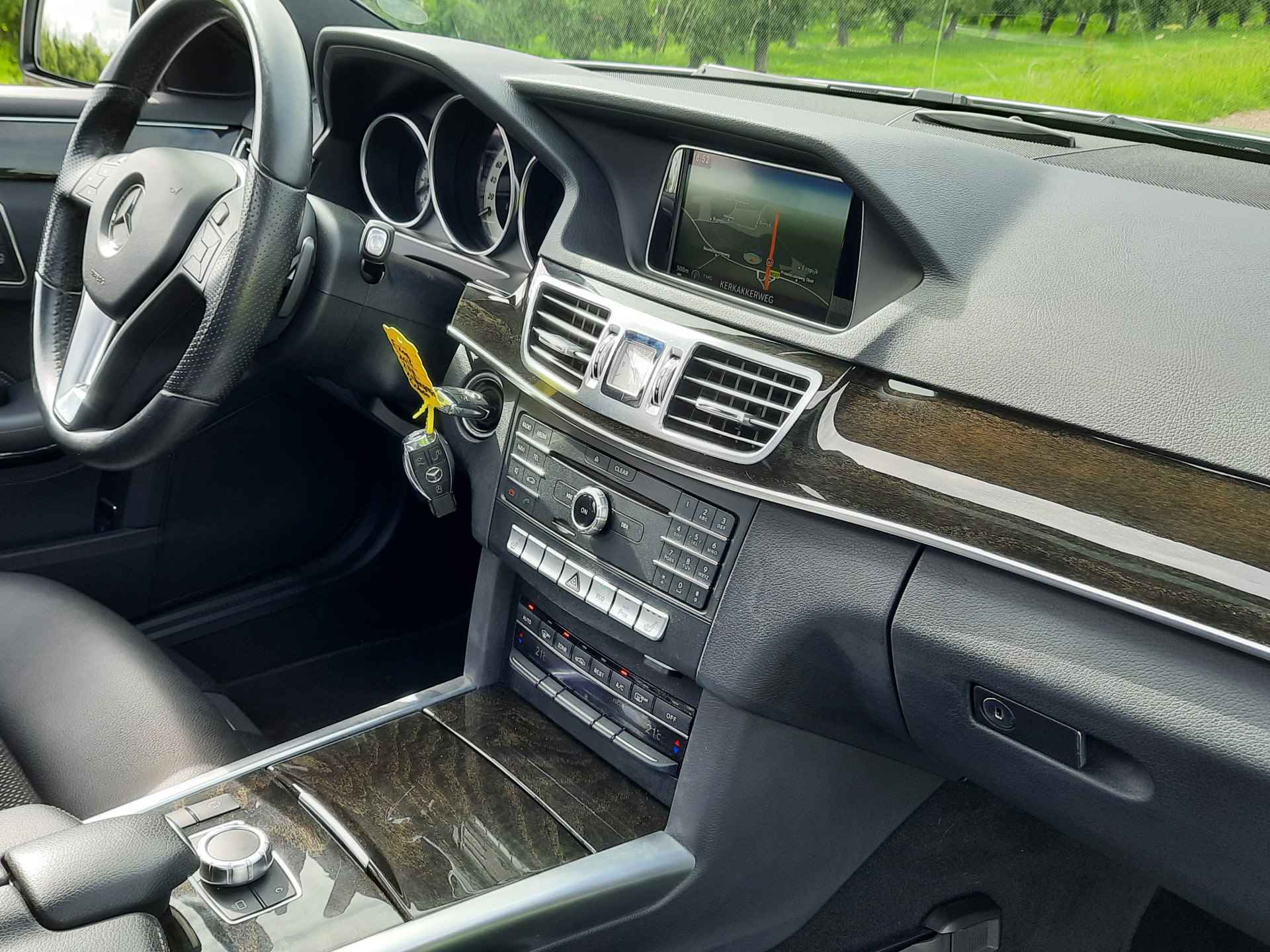 Mercedes-Benz E-Klasse 200 Prestige Avantgarde Lage Km stand! | Clima | Pano | Navi | Cruise | Parkeerhulp | Camera - 32/43