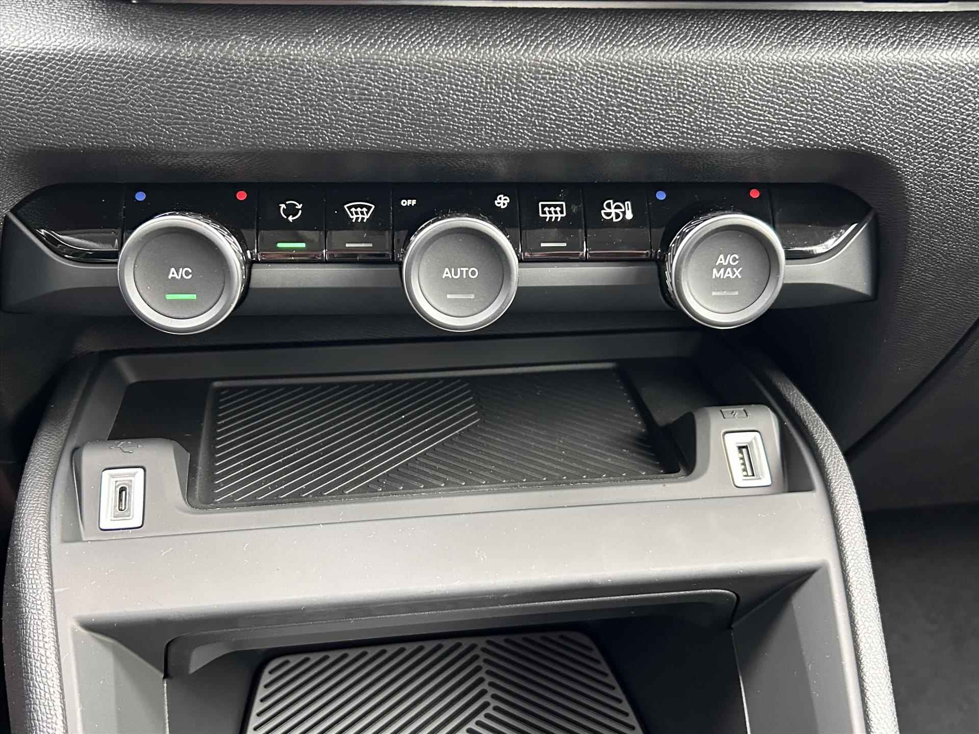 Citroen ë-C4 X EV 50kWh 136pk Feel Pack | Camera | Navigatie | 18" velgen | Apple Carplay&Android Auto - 17/26