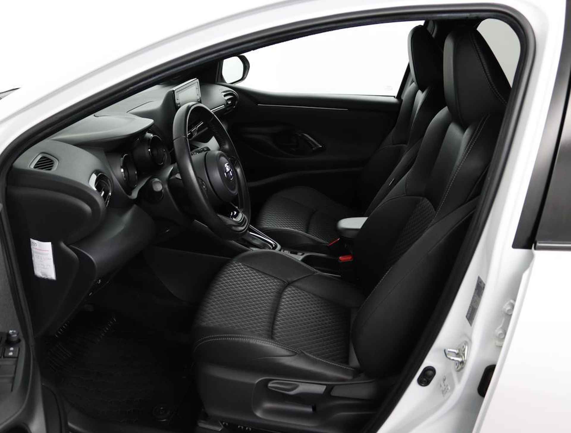 Toyota Yaris 1.5 Hybrid Executive | Navigatie | Climate-Control | Apple Carplay/Android Auto | Blindsport-Monitor | Parkeersensoren | Stootlijsten | - 9/57