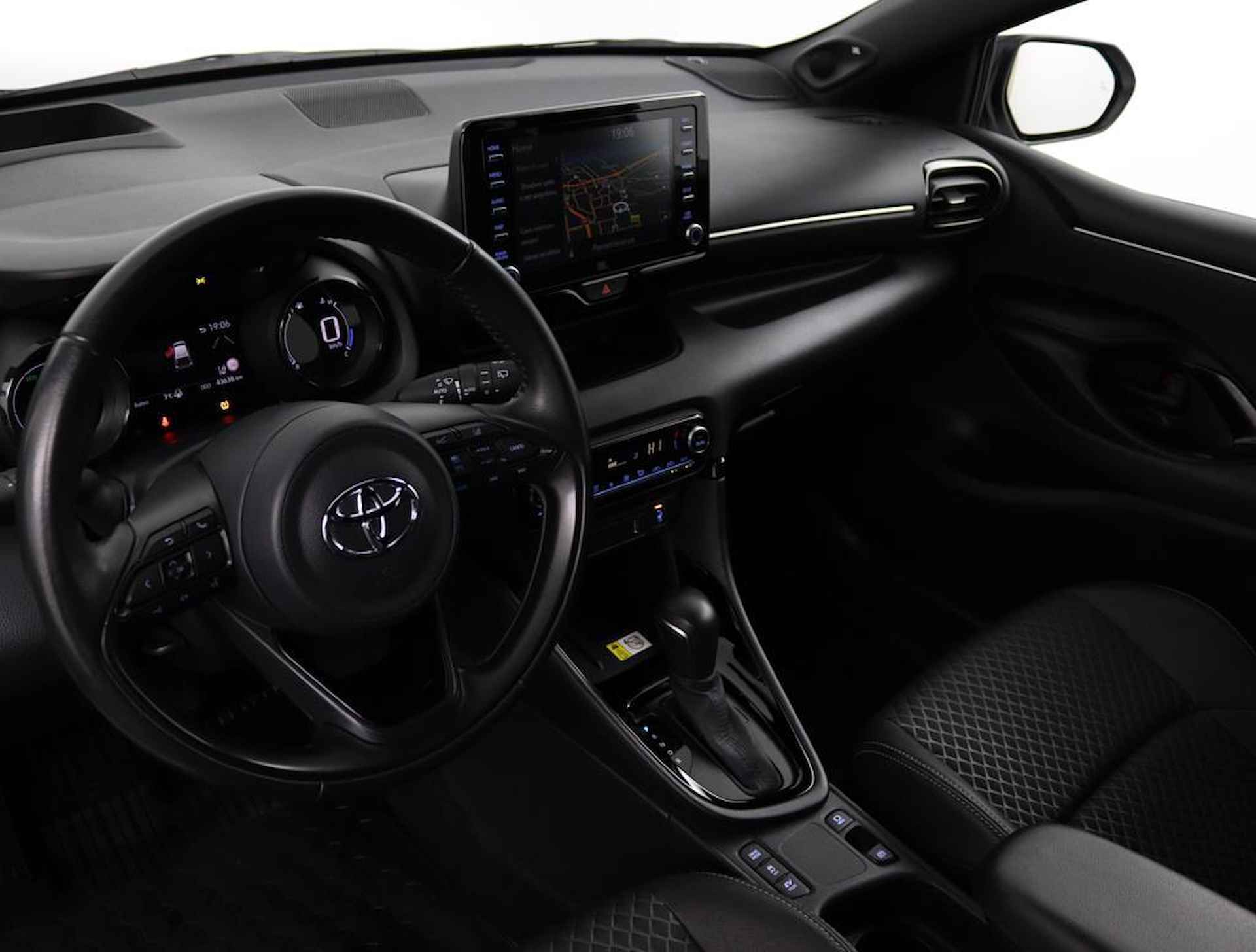 Toyota Yaris 1.5 Hybrid Executive | Navigatie | Climate-Control | Apple Carplay/Android Auto | Blindsport-Monitor | Parkeersensoren | Stootlijsten | - 10/57