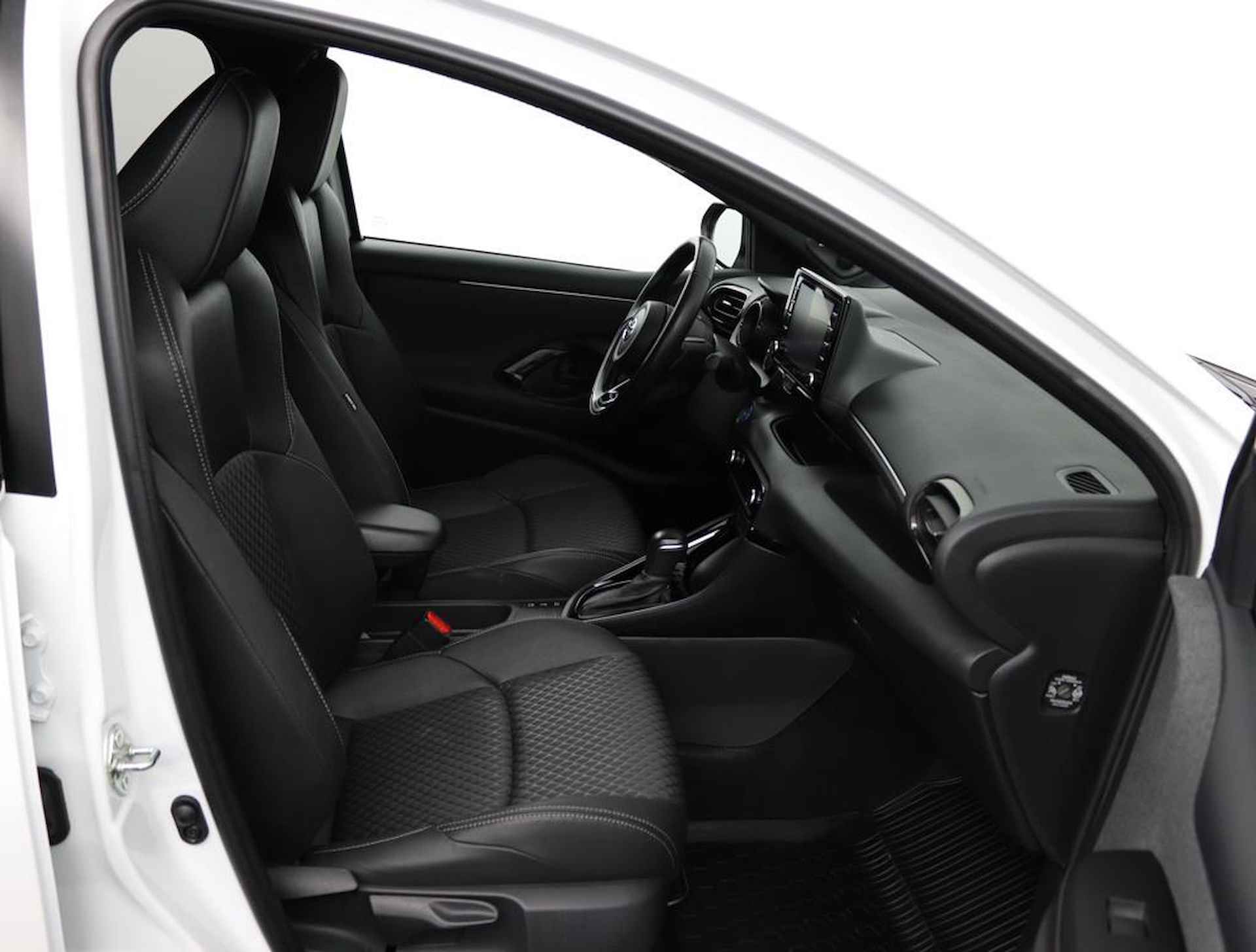Toyota Yaris 1.5 Hybrid Executive | Navigatie | Climate-Control | Apple Carplay/Android Auto | Blindsport-Monitor | Parkeersensoren | Stootlijsten | - 13/57