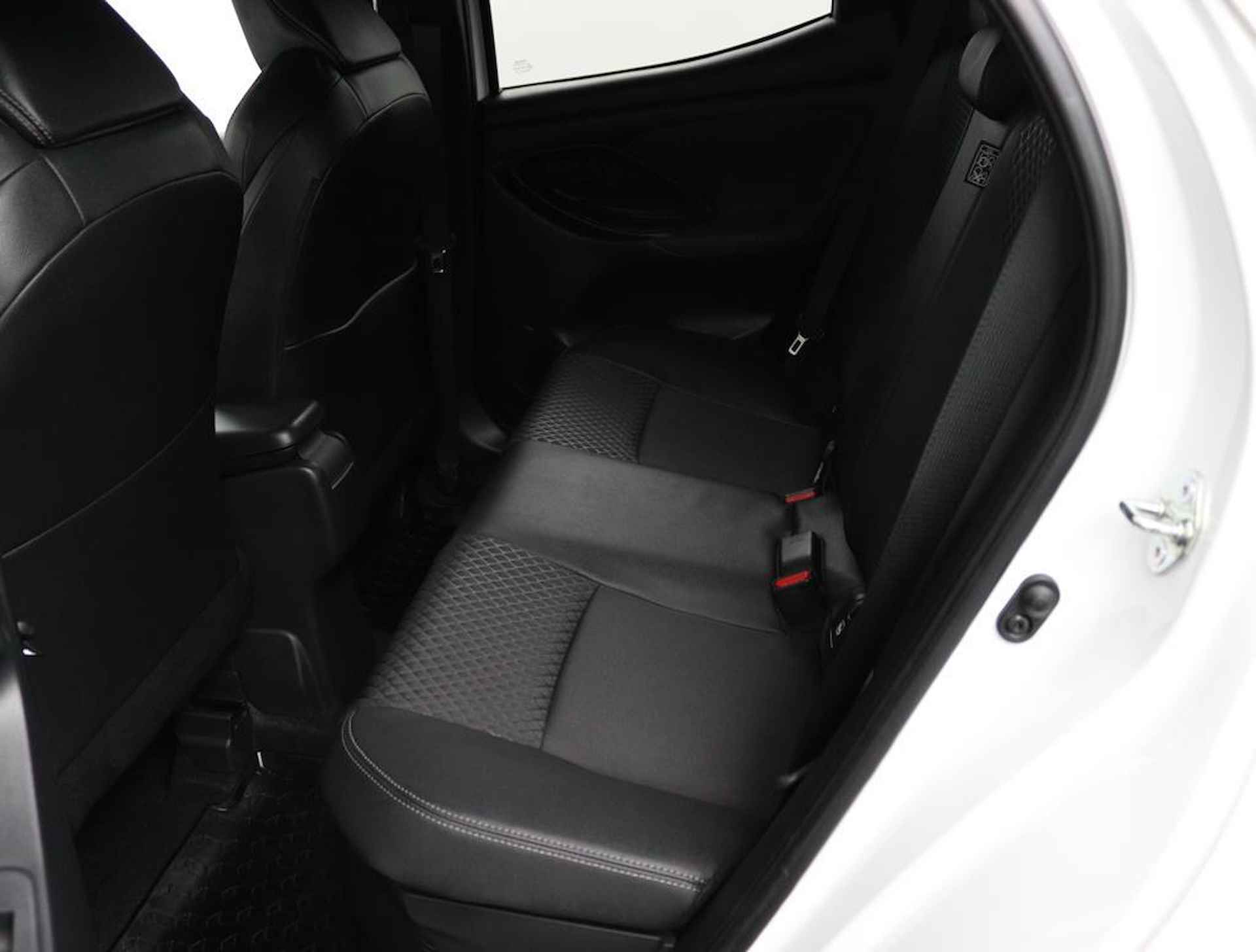 Toyota Yaris 1.5 Hybrid Executive | Navigatie | Climate-Control | Apple Carplay/Android Auto | Blindsport-Monitor | Parkeersensoren | Stootlijsten | - 14/57