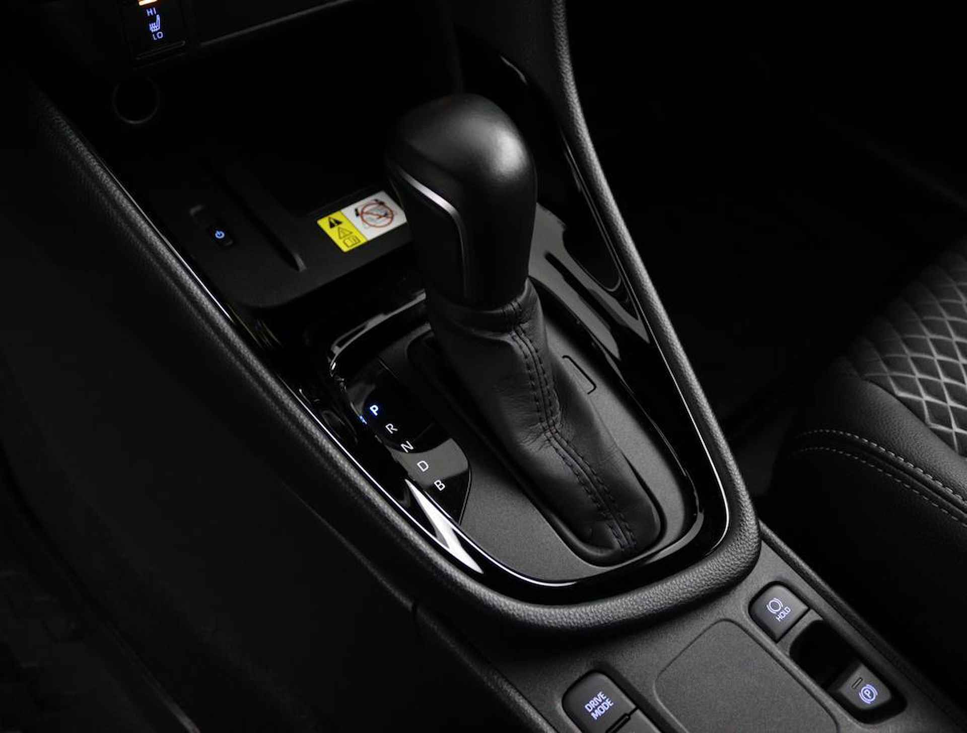 Toyota Yaris 1.5 Hybrid Executive | Navigatie | Climate-Control | Apple Carplay/Android Auto | Blindsport-Monitor | Parkeersensoren | Stootlijsten | - 22/57