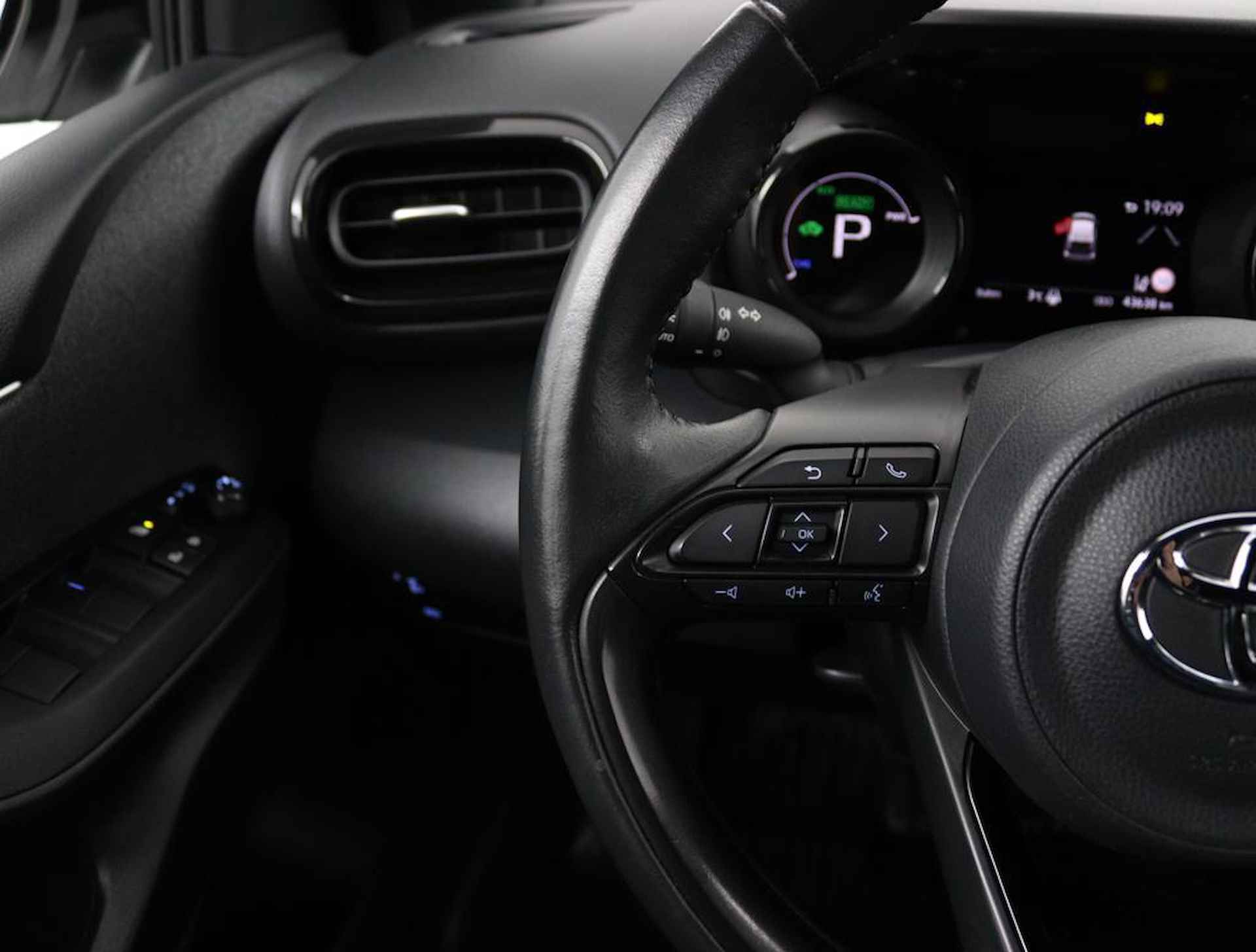 Toyota Yaris 1.5 Hybrid Executive | Navigatie | Climate-Control | Apple Carplay/Android Auto | Blindsport-Monitor | Parkeersensoren | Stootlijsten | - 27/57