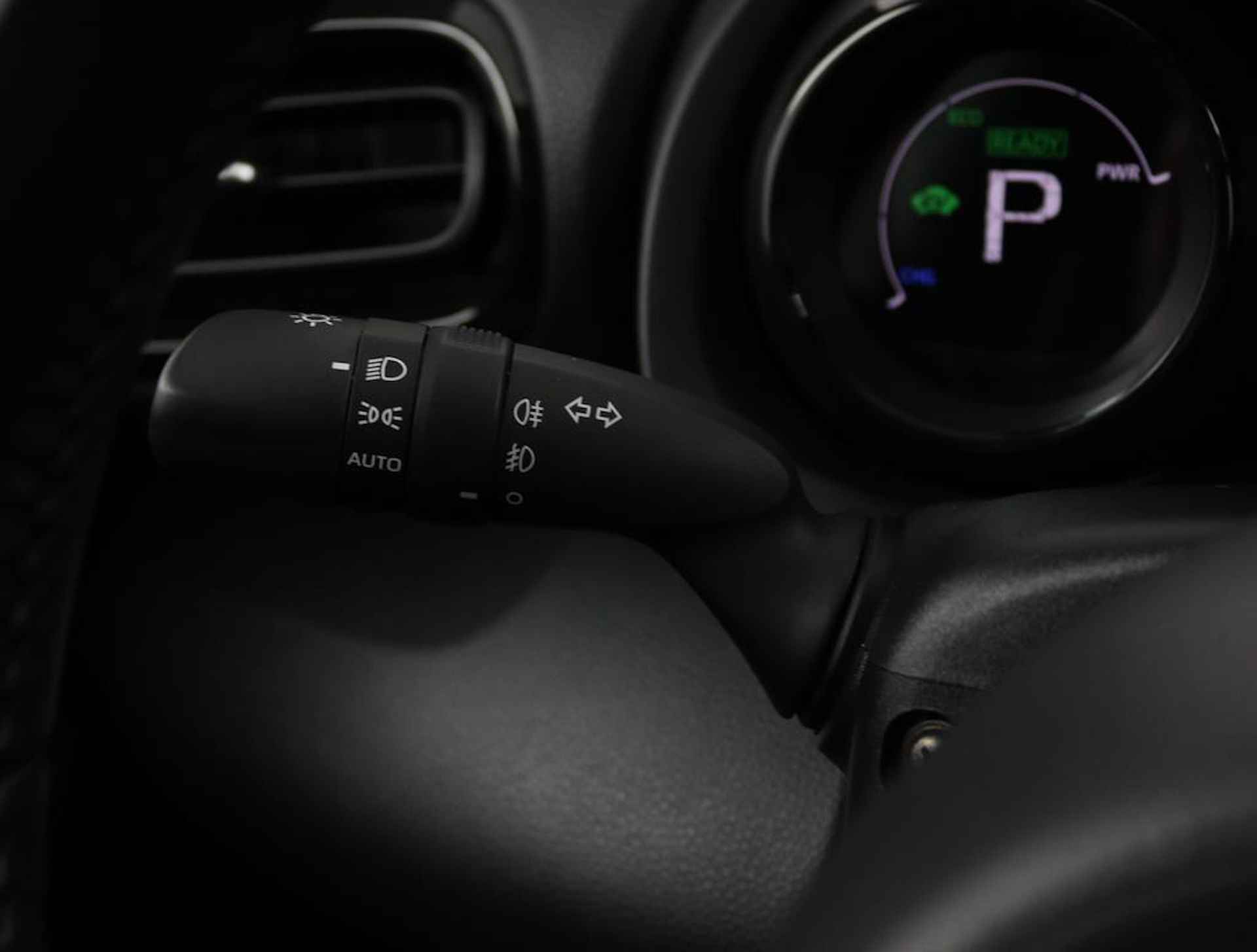 Toyota Yaris 1.5 Hybrid Executive | Navigatie | Climate-Control | Apple Carplay/Android Auto | Blindsport-Monitor | Parkeersensoren | Stootlijsten | - 33/57