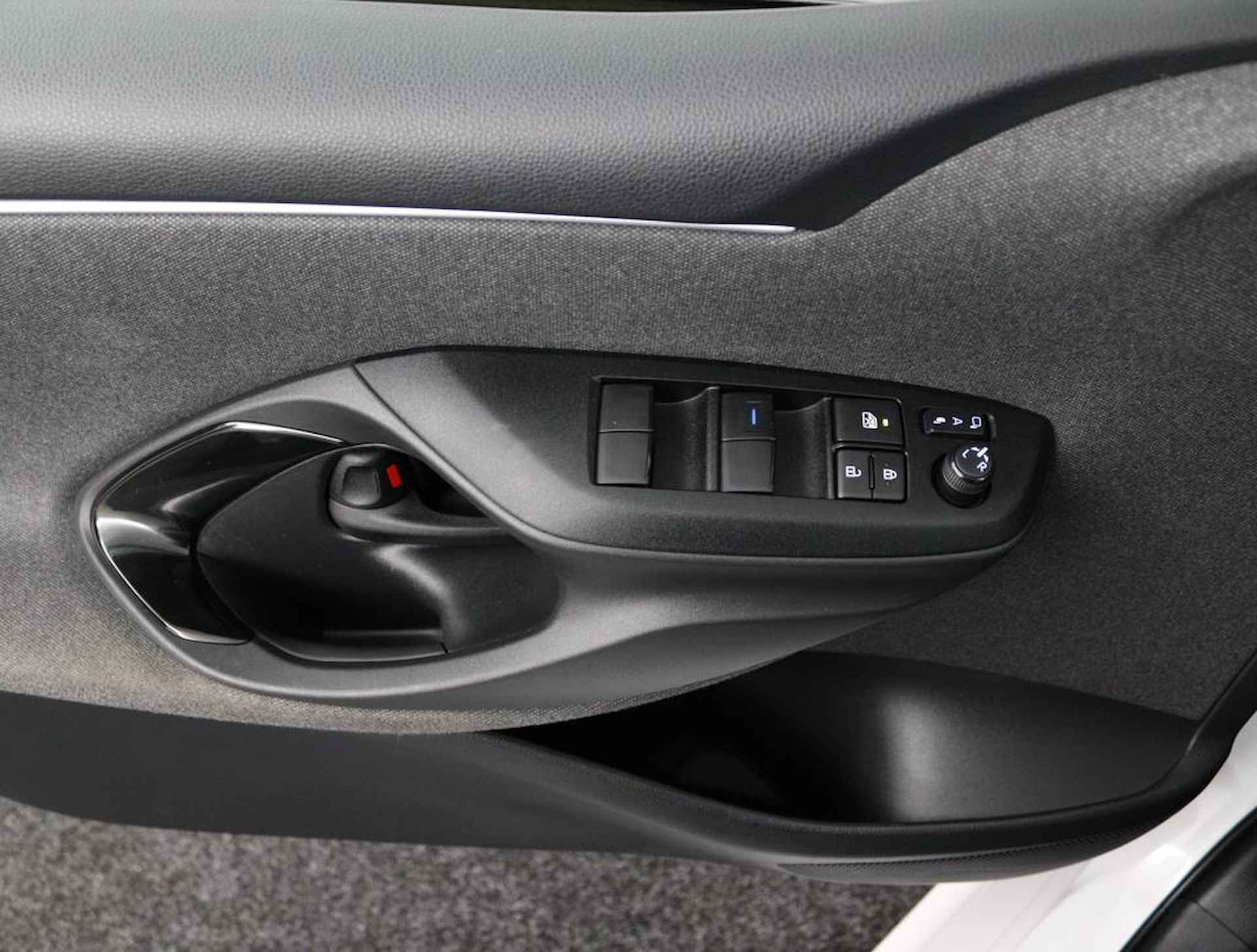 Toyota Yaris 1.5 Hybrid Executive | Navigatie | Climate-Control | Apple Carplay/Android Auto | Blindsport-Monitor | Parkeersensoren | Stootlijsten | - 38/57