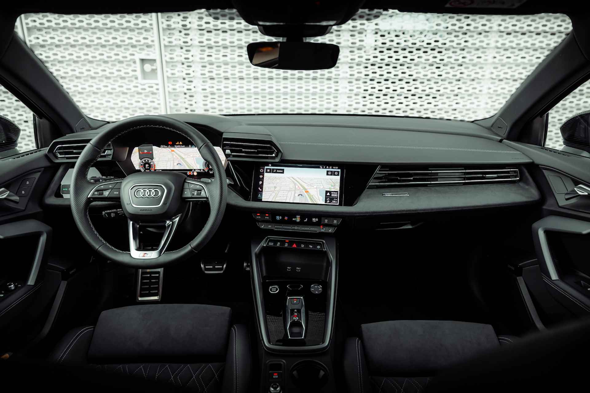 Audi A3 Limousine 35 TFSI 150pk s-tronic S edition | Head Up | SONOS | Elektr stoelen | Leder-alcantara | Matrix | Camera | 19" LM velgen | Comfortpakket plus | Dak in Zwart | Optiek zwart plus - 17/34