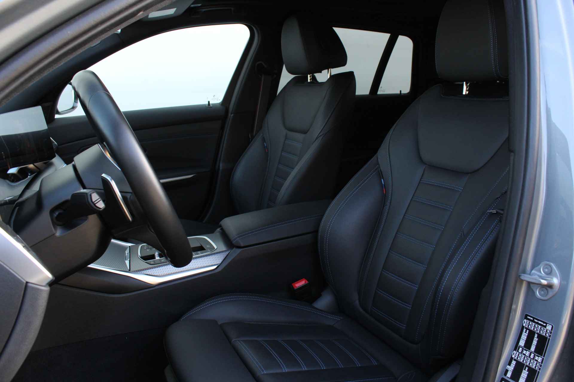 BMW 3 Serie Touring M340d xDrive High Executive Automaat / Panoramadak / Trekhaak / Adaptieve LED / Active Cruise Control / Comfort Access / Parking Assistant - 6/28