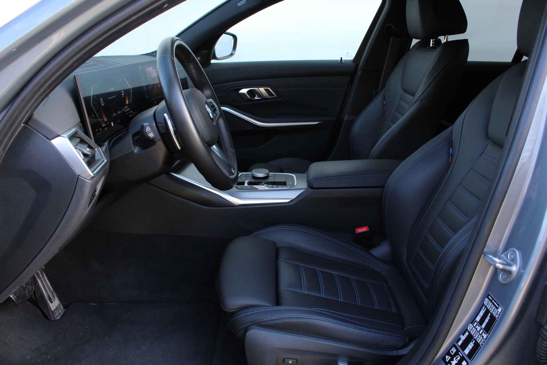 BMW 3 Serie Touring M340d xDrive High Executive Automaat / Panoramadak / Trekhaak / Adaptieve LED / Active Cruise Control / Comfort Access / Parking Assistant - 13/28