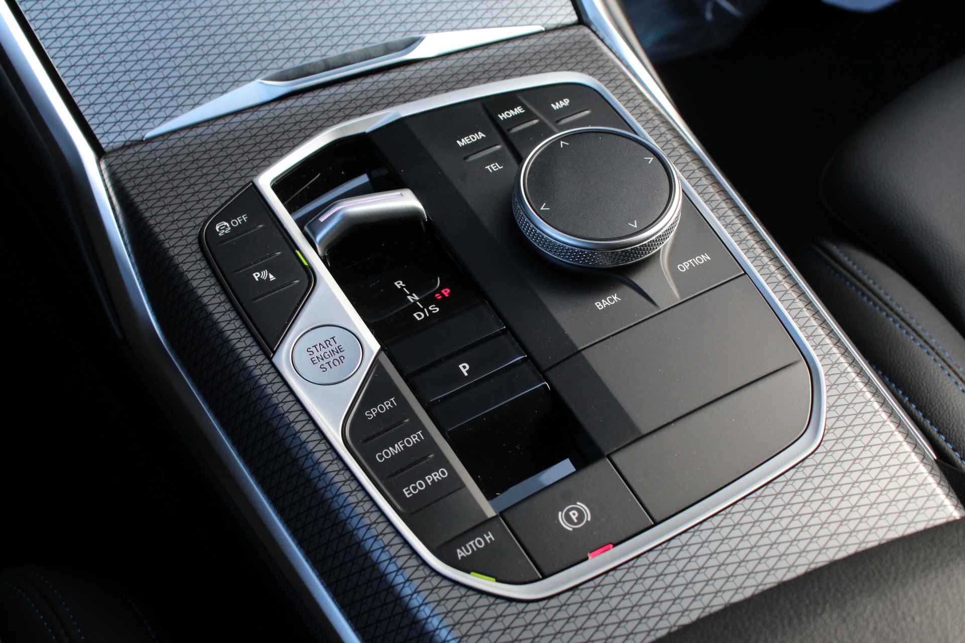 BMW 3 Serie Touring M340d xDrive High Executive Automaat / Panoramadak / Trekhaak / Adaptieve LED / Active Cruise Control / Comfort Access / Parking Assistant - 21/28