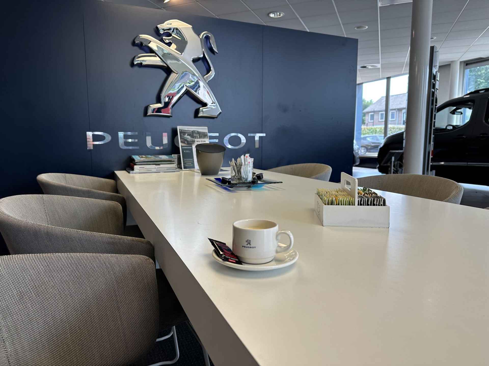 Peugeot e-3008 Allure Avantage 73 kWh | Nieuw uit voorraad leverbaar | Meerdere Kleuren ! | € 42.900 na Subsidie | Tot 520 KM Actieradius | Panoramic Navigation | 360 Graden Camera | Adaptieve Cruise Control | Dode Hoek Signalering | Climate Control | 19" Lichtmetalen Velgen | - 51/53