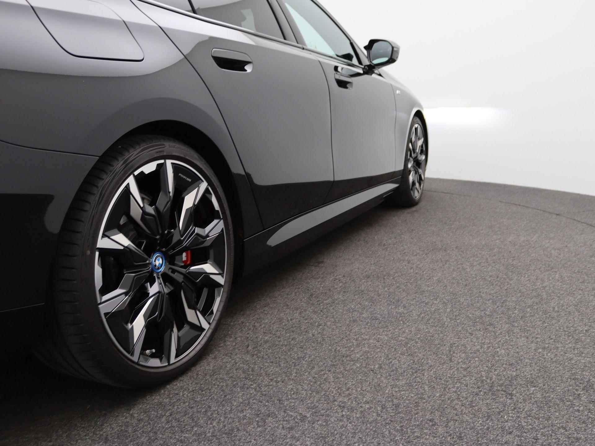 BMW i5 Touring M60 xDrive 84 kWh | 21'' inch Individual Velgen | 600Pk | B&W-audio| Elektrische trekhaak - 48/54