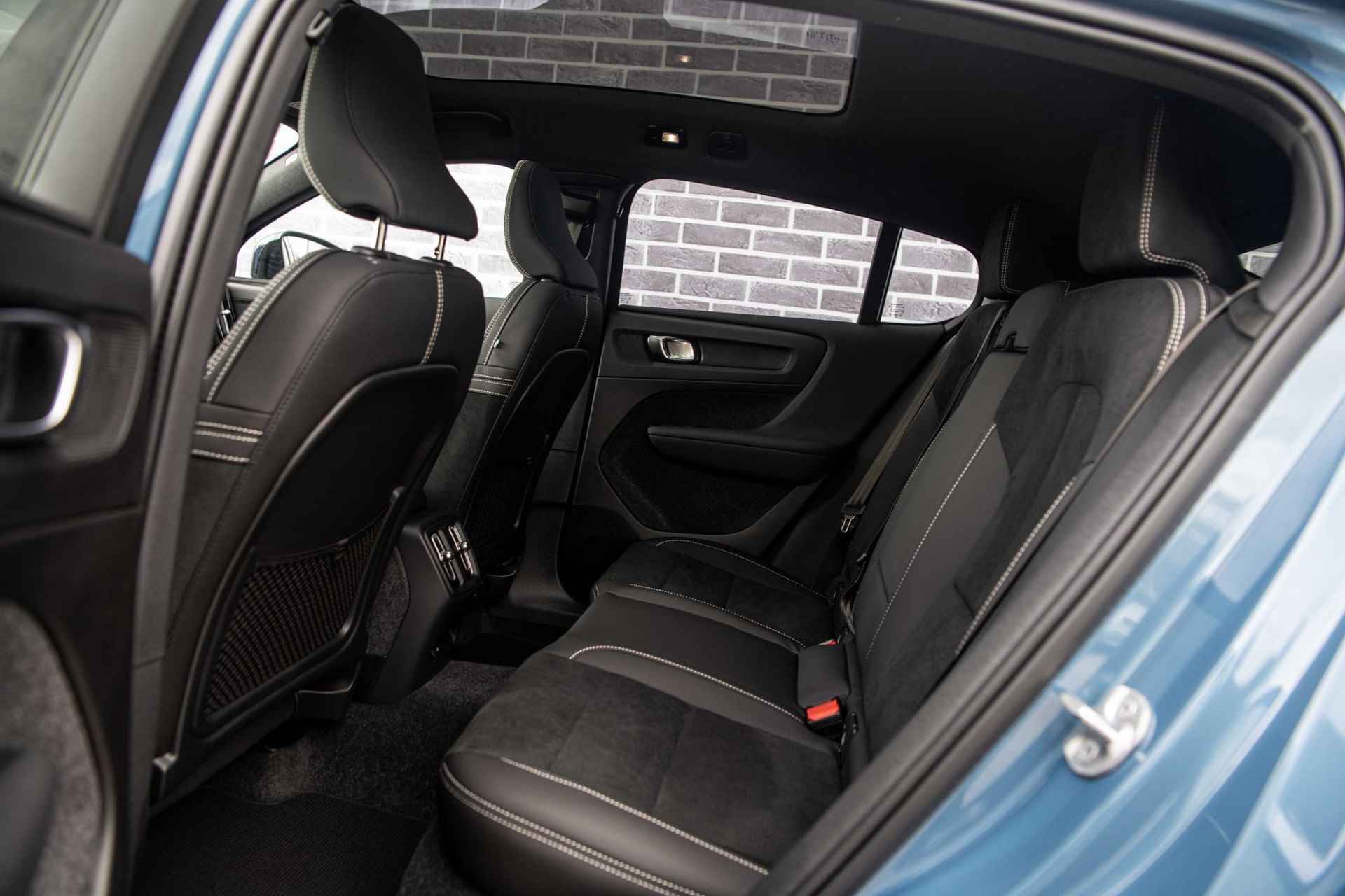 Volvo C40 Single Motor Extended Range Plus 82 kWh | Uit Vooraad Leverbaar | Donker Glas | Trekhaak | Nubuck Interieur | Adaptieve Cruise Control | - 9/37