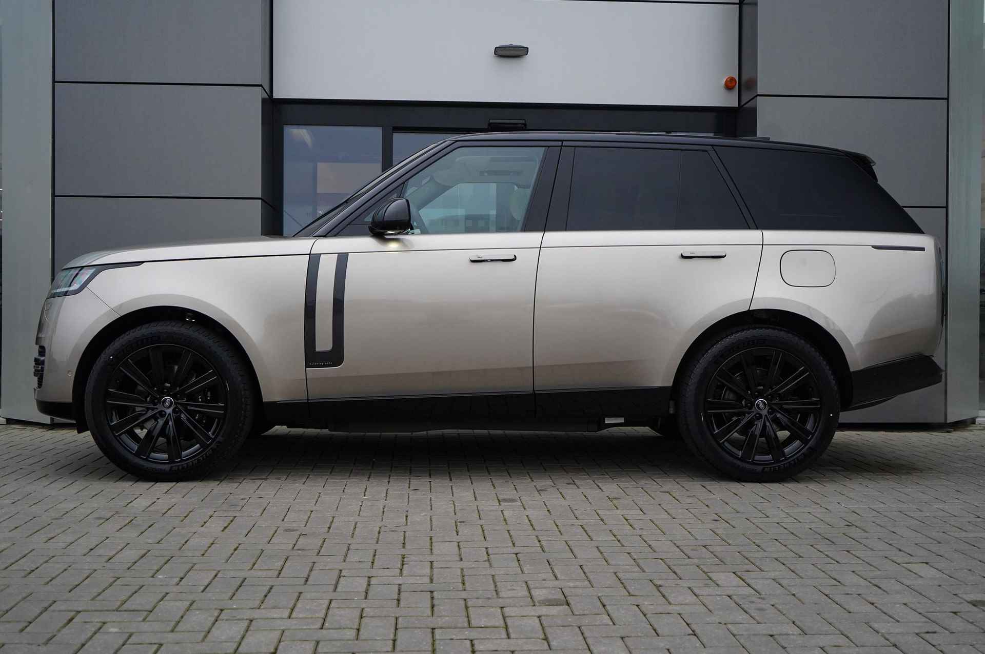 Land Rover Range Rover P460e Autobiography PHEV | Batumi Gold | Rear Seat Entertainment | Perlino Leather | - 3/39