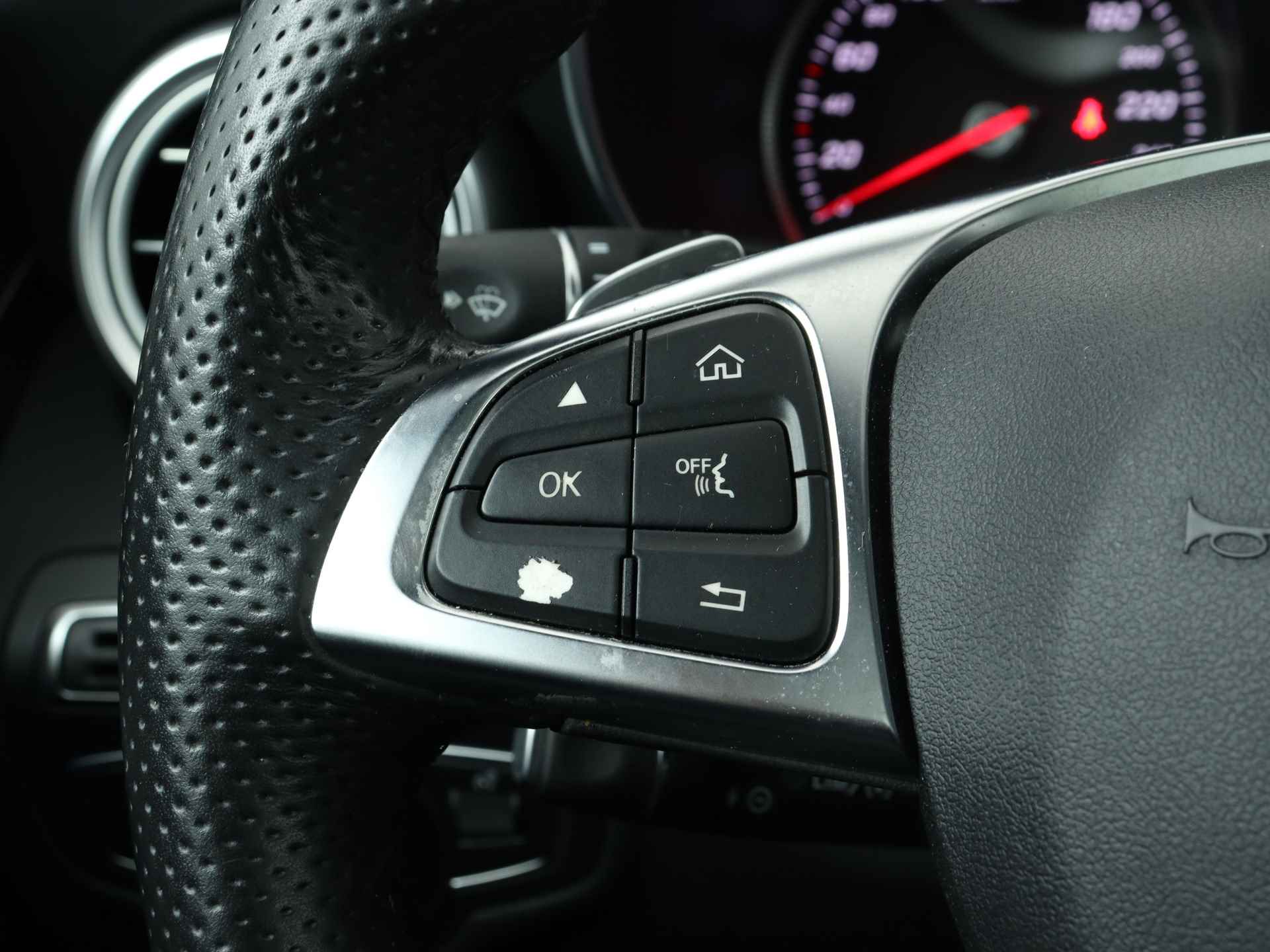 Mercedes-Benz C-Klasse 200 Ambition | Panoramadak | Parkeersensoren + Camera | Stoelverwarming | Cruise control | - 17/43