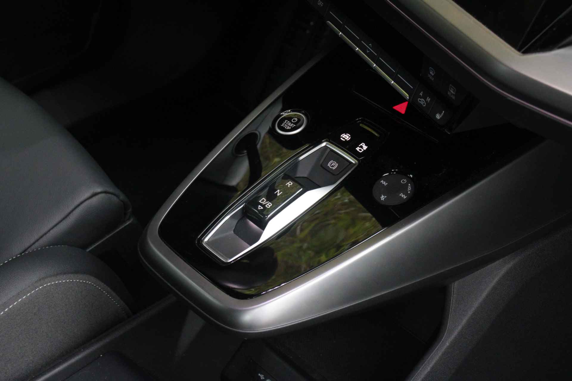 Audi Q4 e-tron 40 Advanced edition 77 kWh | Matrix LED | Camera | Lederen sportstoelen | Adaptive Cruise | Dodehoek sensoren - 17/18