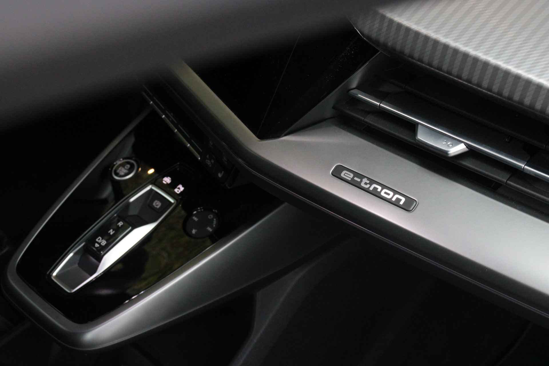 Audi Q4 e-tron 40 Advanced edition 77 kWh | Matrix LED | Camera | Lederen sportstoelen | Adaptive Cruise | Dodehoek sensoren - 18/18