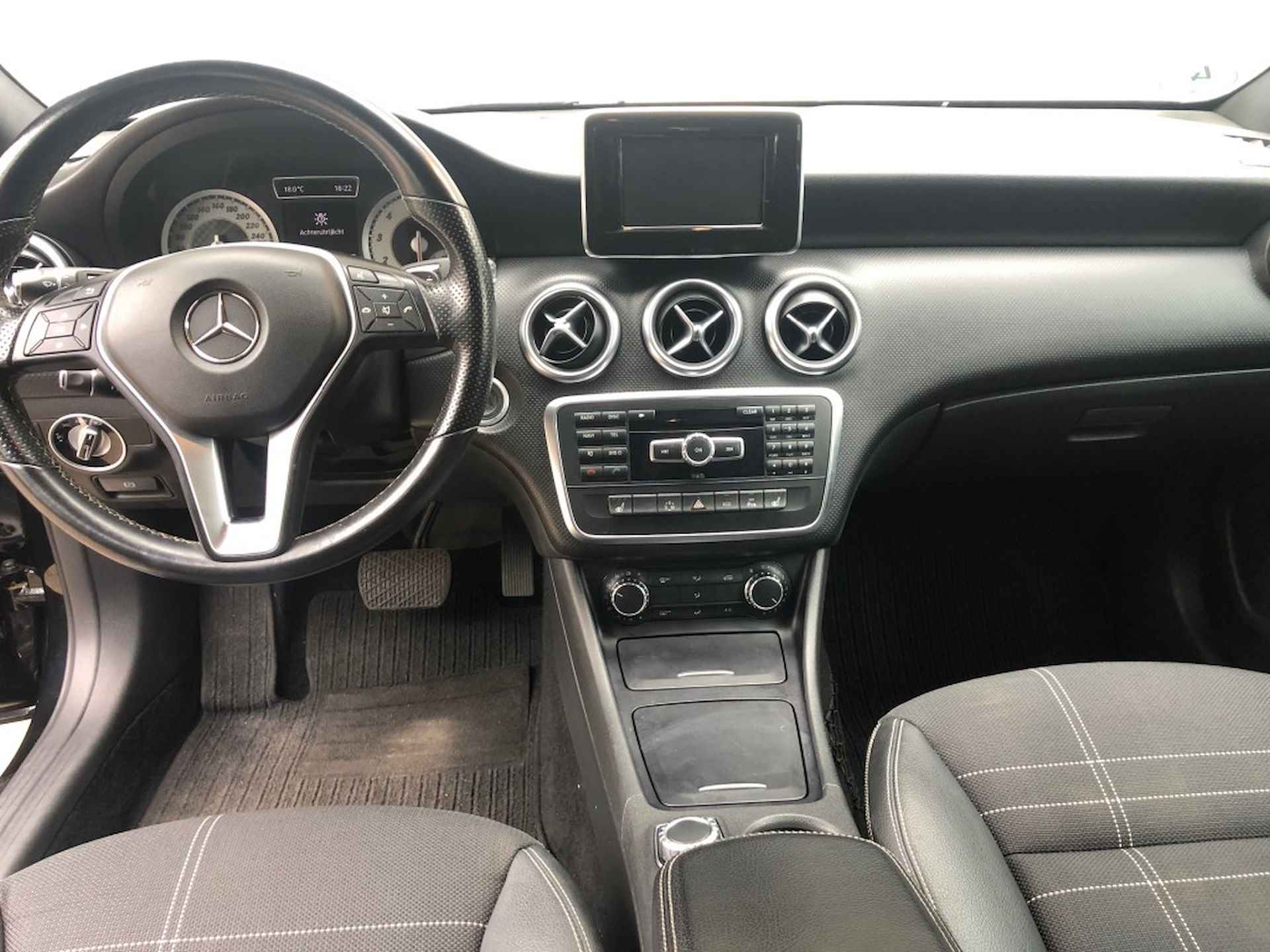 MERCEDES-BENZ A-klasse a200 **automaat/nieuw model** - 10/25