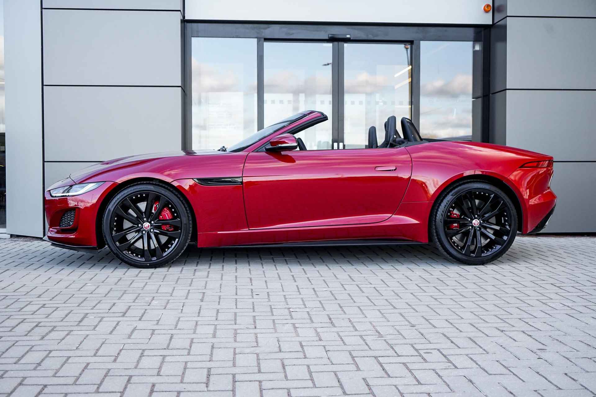 Jaguar F-TYPE P300 RWD R-Dynamic Black | Convertible | Meridian Audio | 20" Gloss Black | Sportuitlaat - 6/27