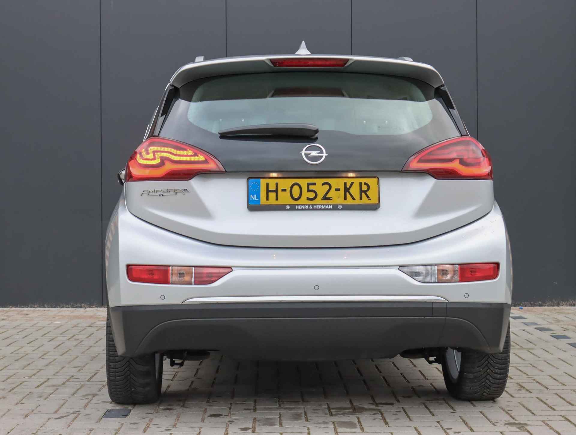 Opel Ampera-e 60kWh 204pk Business | All Season Banden | Stoel- & Stuurverwarming | Navigatie via Apple Carplay / Android Auto - 40/44