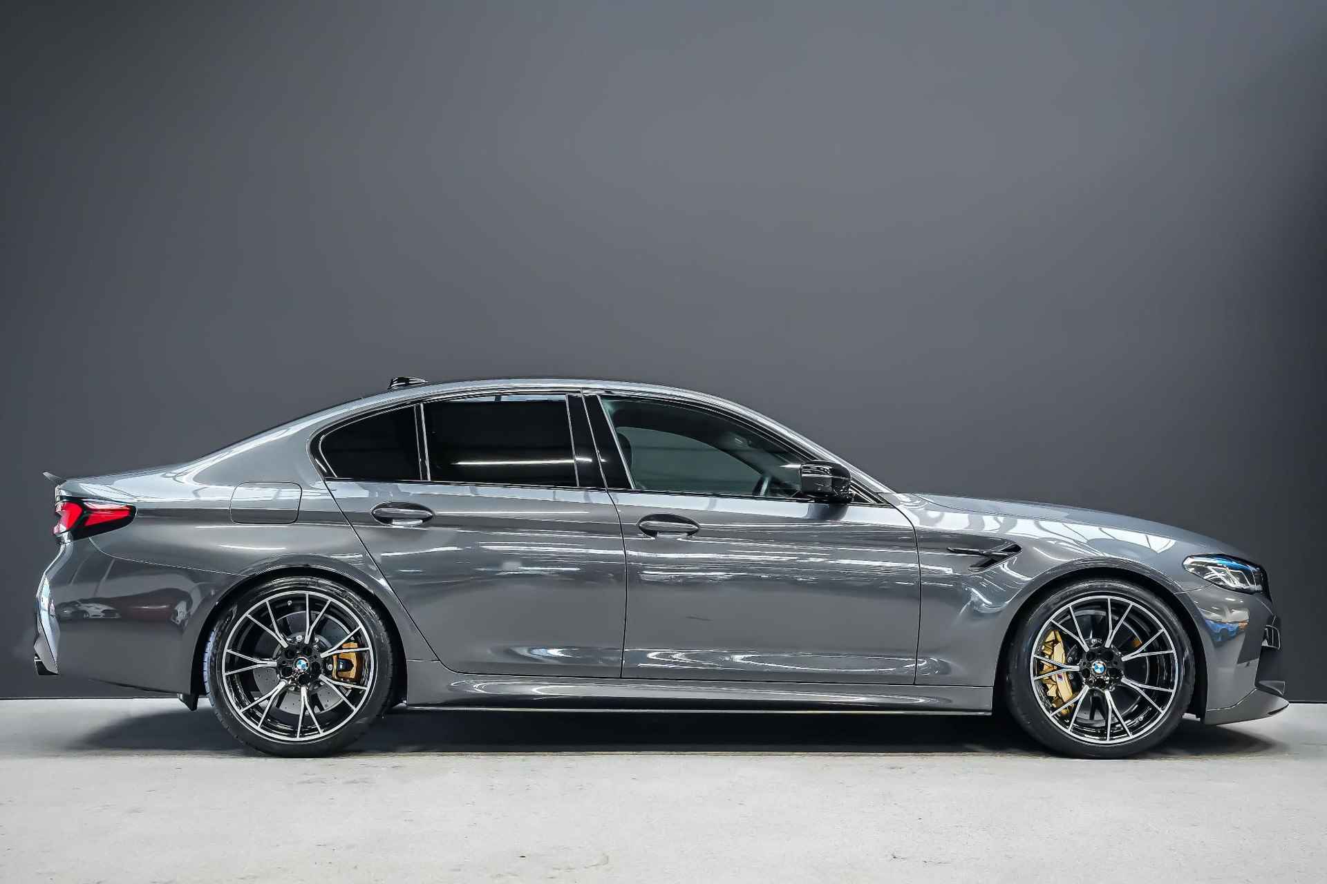 BMW M5 625pk Competition |org. nl|dealer onderhouden|carbon dak|keramische remmen|Bowers & Wilkens|hud|laser LED|elk. stoelen + massage|soft close|360 camera|20"| - 6/50