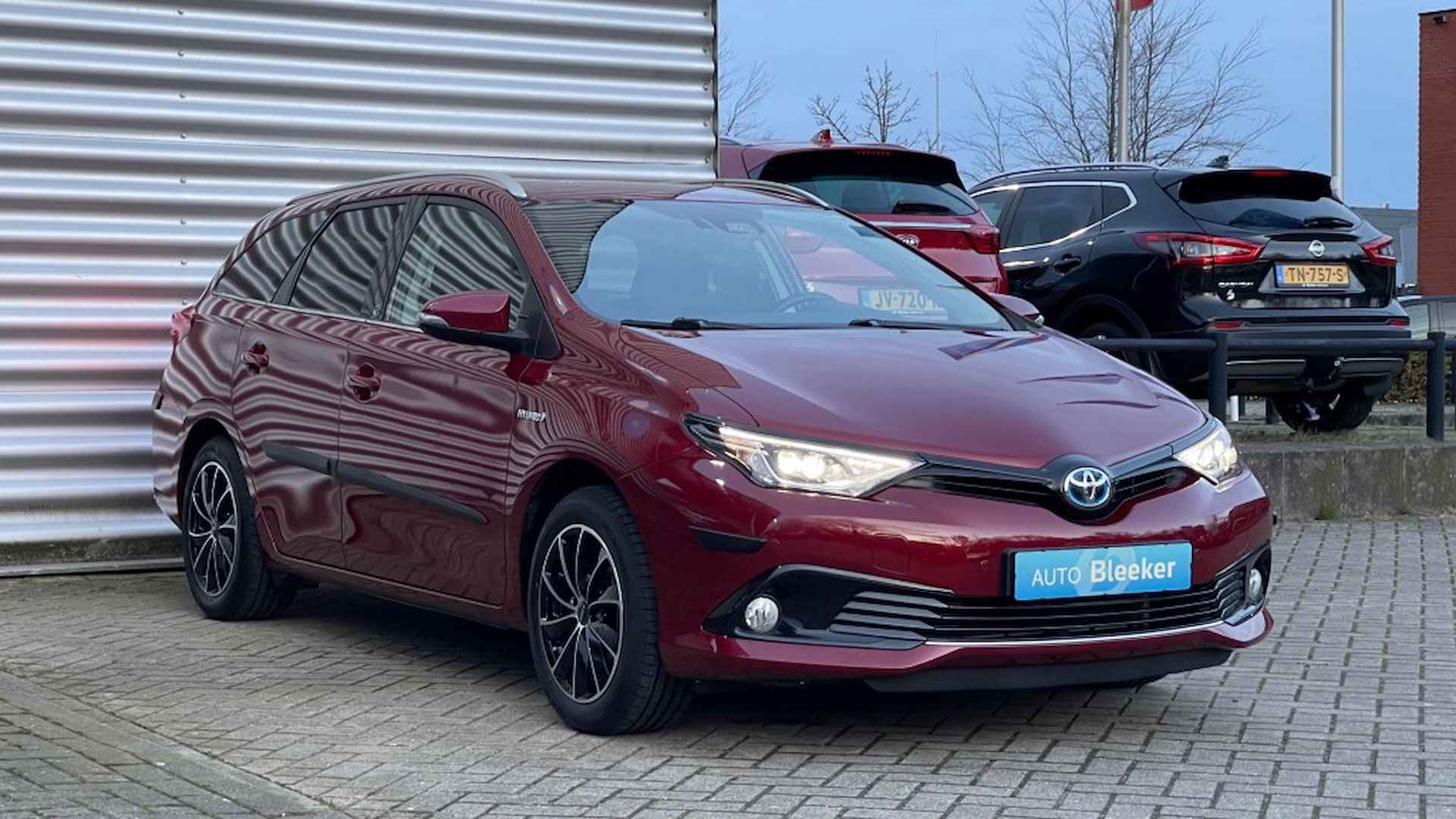 TOYOTA Auris 1.8 Hybride Dynamic Airco Trekhaak Navi Cruise Stoelverwarming - 9/35