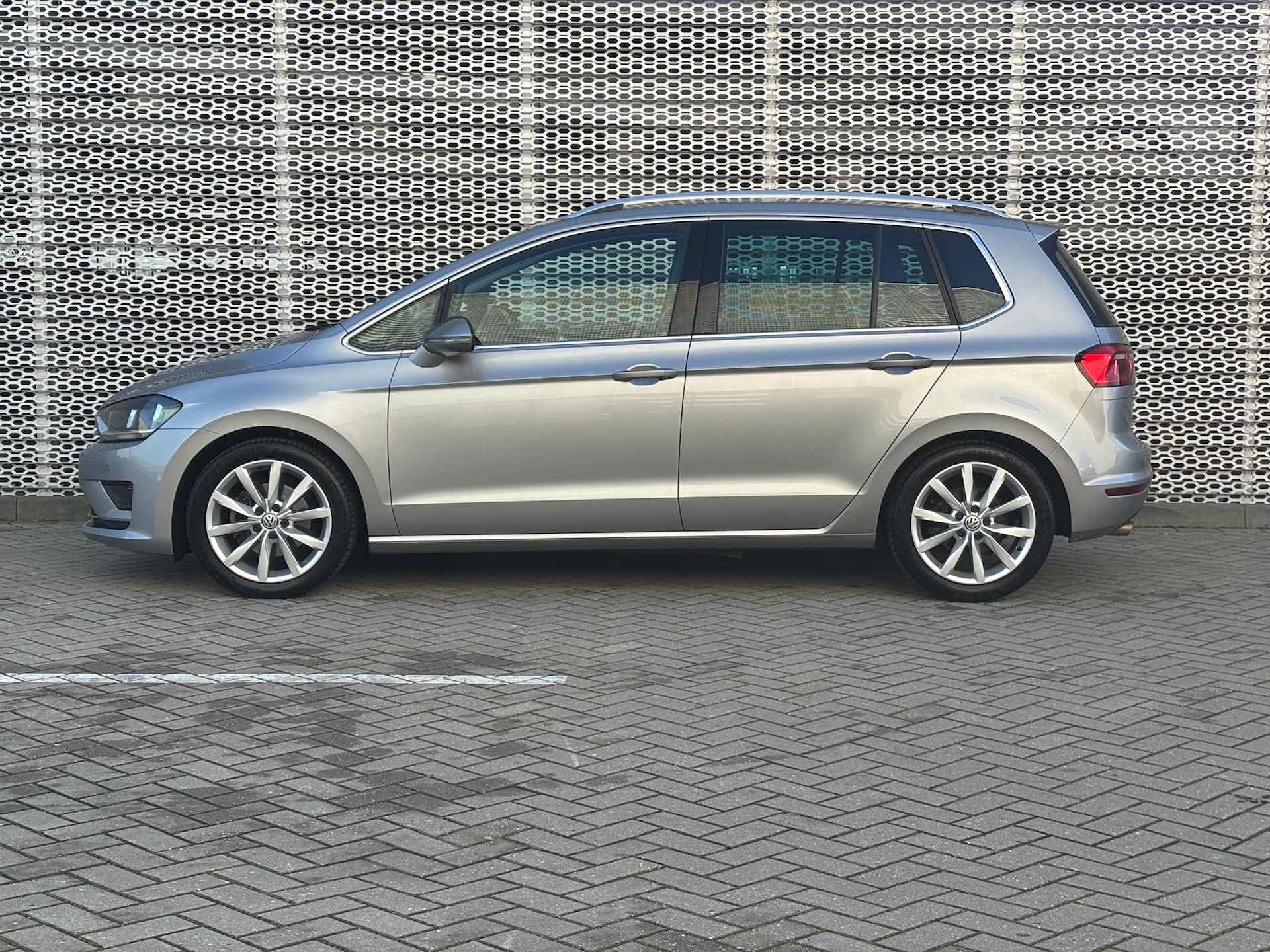 Volkswagen Golf Sportsvan 1.4 TSI Highline / 17" LMV / Achteruitrijcamera / Sportonderstel / Alarmsysteem - 5/29