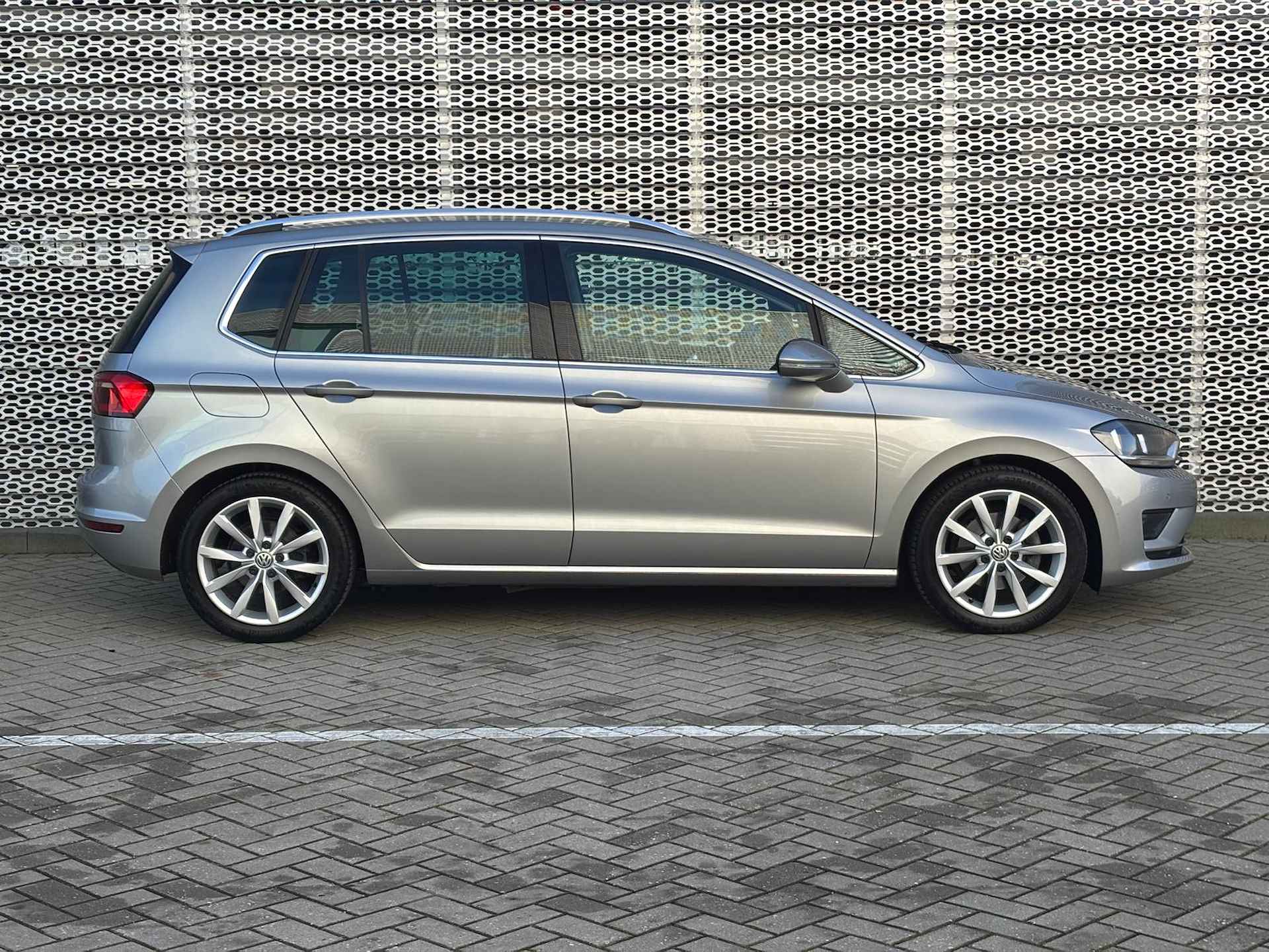 Volkswagen Golf Sportsvan 1.4 TSI Highline / 17" LMV / Achteruitrijcamera / Sportonderstel / Alarmsysteem - 9/29