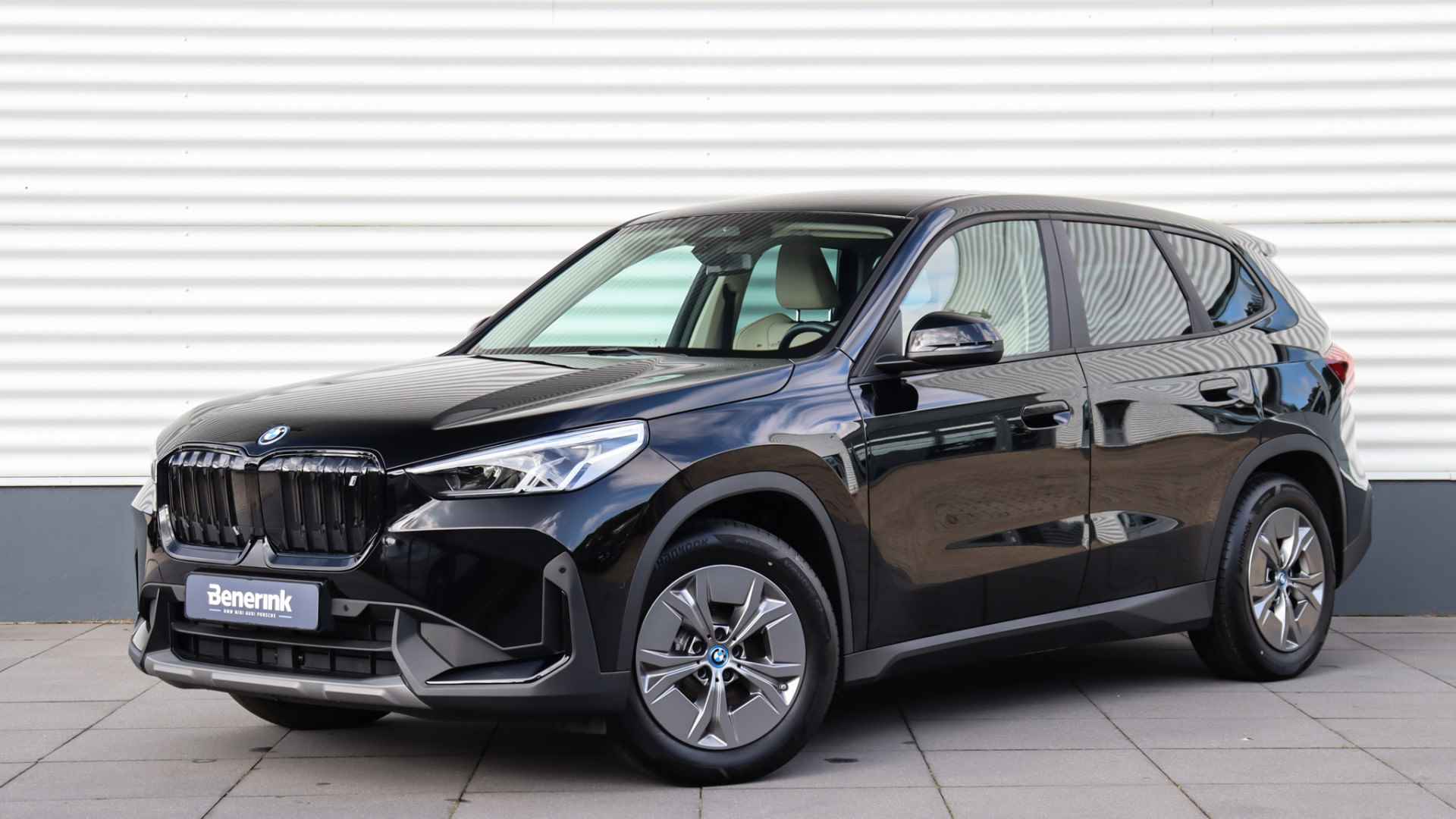 BMW iX1 xDrive30 Launch Edition | Achteruitrijcamera | Widescreen | Leder - 1/23