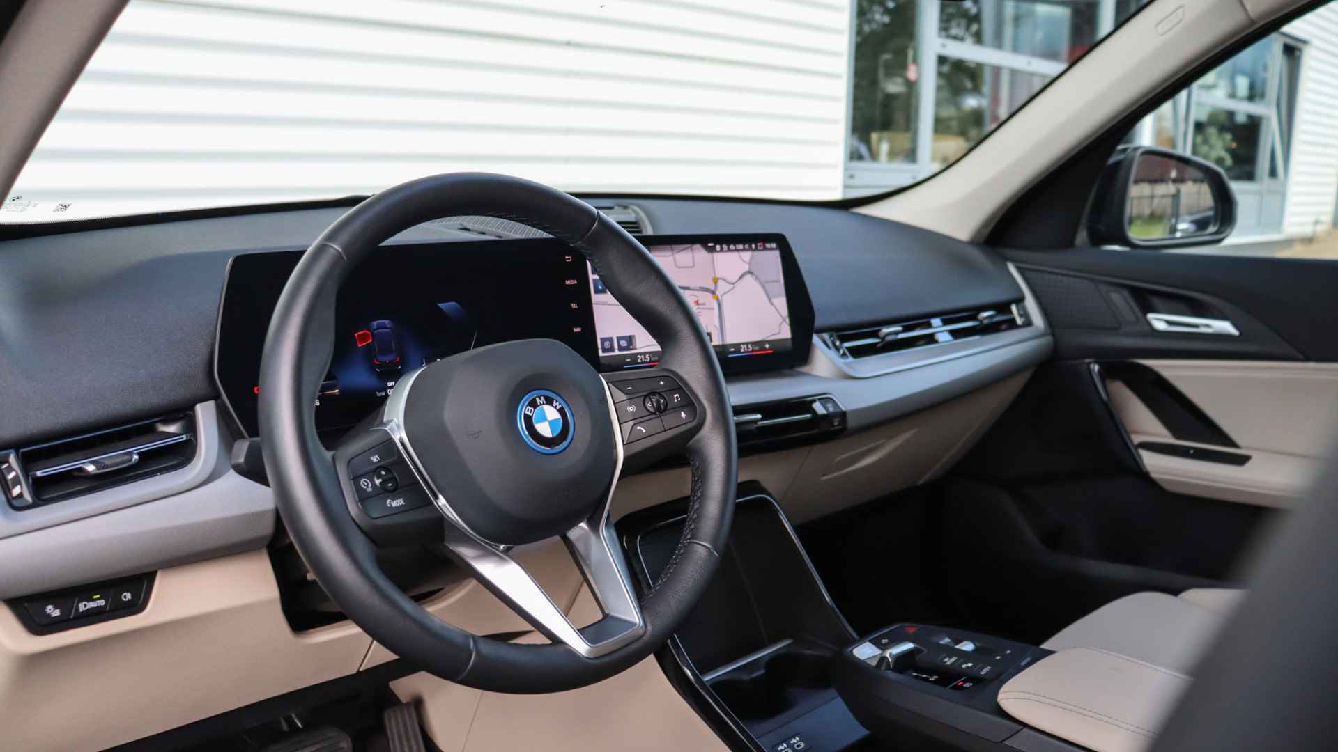 BMW iX1 xDrive30 Launch Edition | Achteruitrijcamera | Widescreen | Leder - 6/23