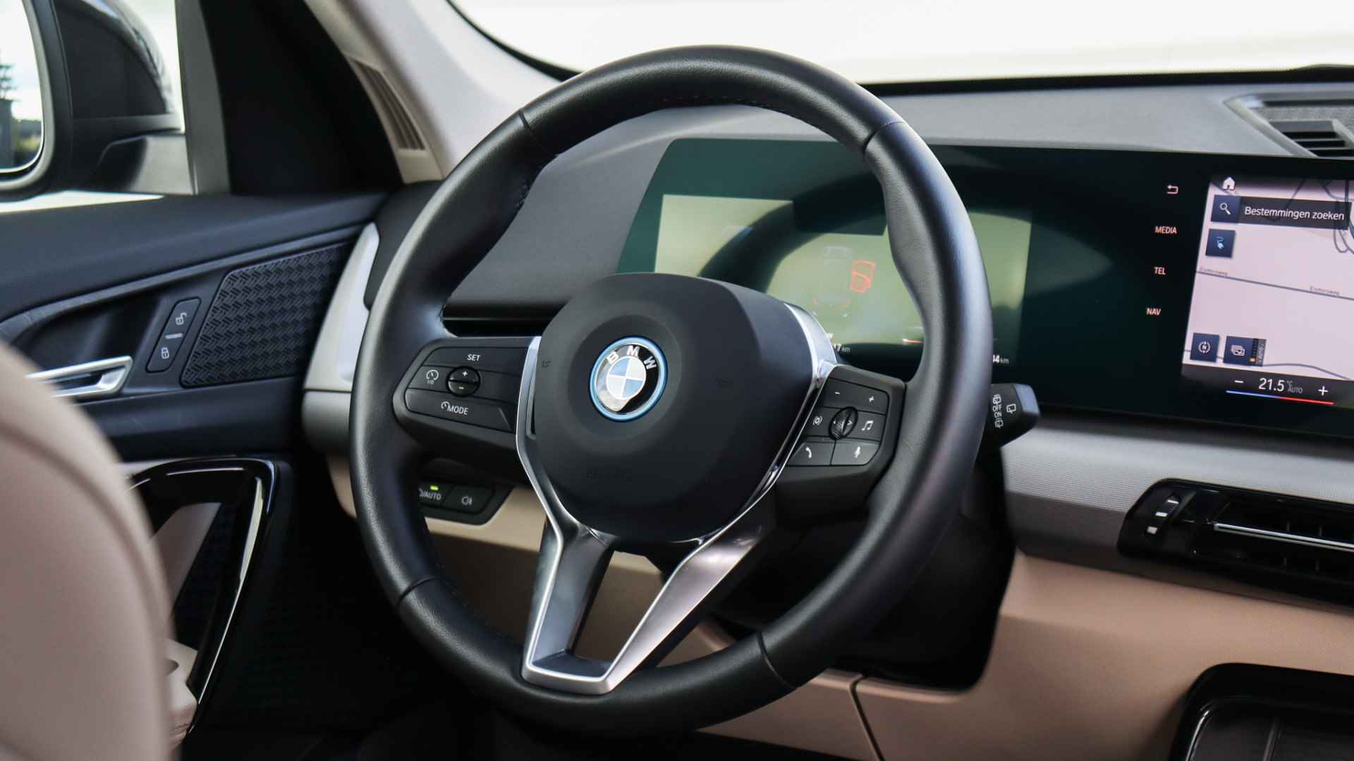 BMW iX1 xDrive30 Launch Edition | Achteruitrijcamera | Widescreen | Leder - 21/23