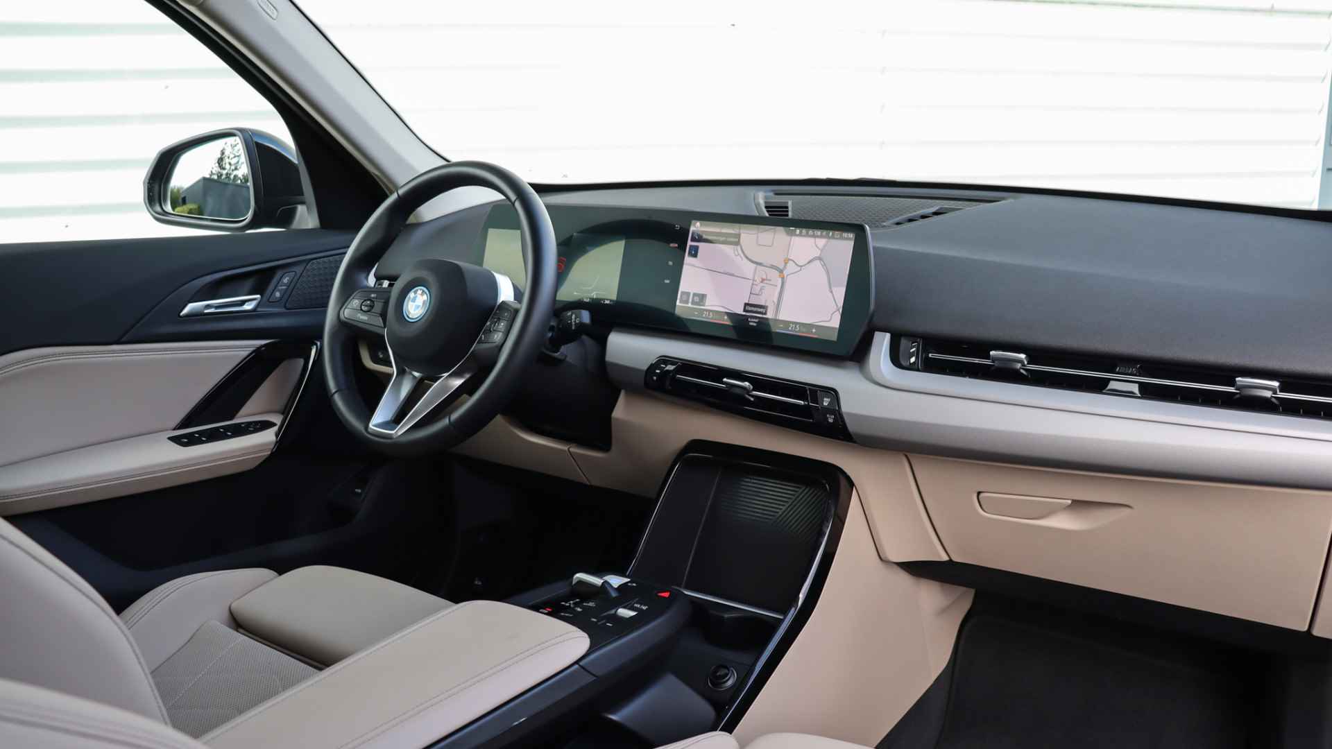 BMW iX1 xDrive30 Launch Edition | Achteruitrijcamera | Widescreen | Leder - 22/23