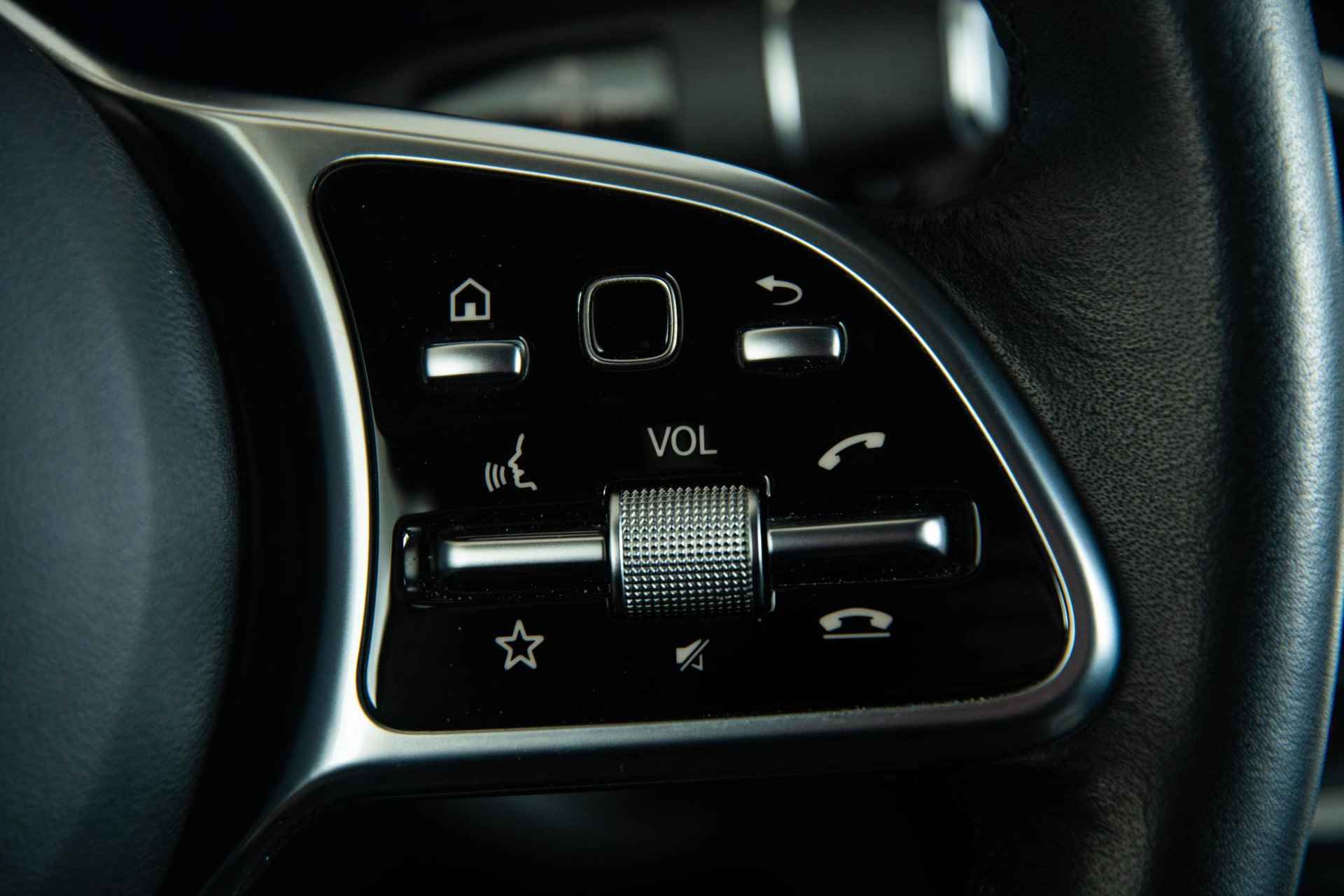 Mercedes-Benz GLC-klasse 200 Business Solution Limited Trekhaak - Aanhangwagenassistent - Parkeerpakket & camera - Stoelverwarming - warmtewerend glas - LED Koplampen - 24/40