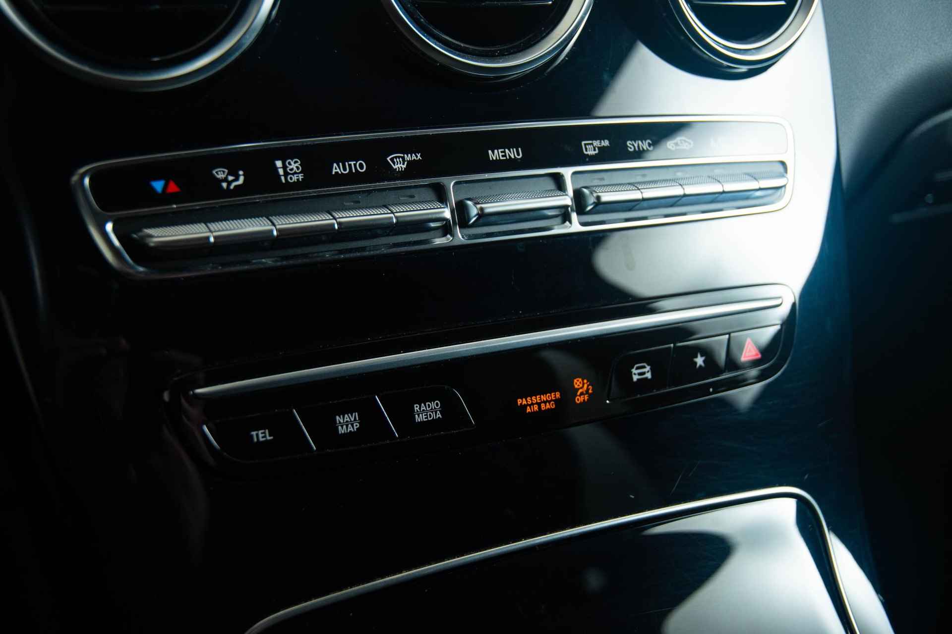 Mercedes-Benz GLC-klasse 200 Business Solution Limited Trekhaak - Aanhangwagenassistent - Parkeerpakket & camera - Stoelverwarming - warmtewerend glas - LED Koplampen - 28/40