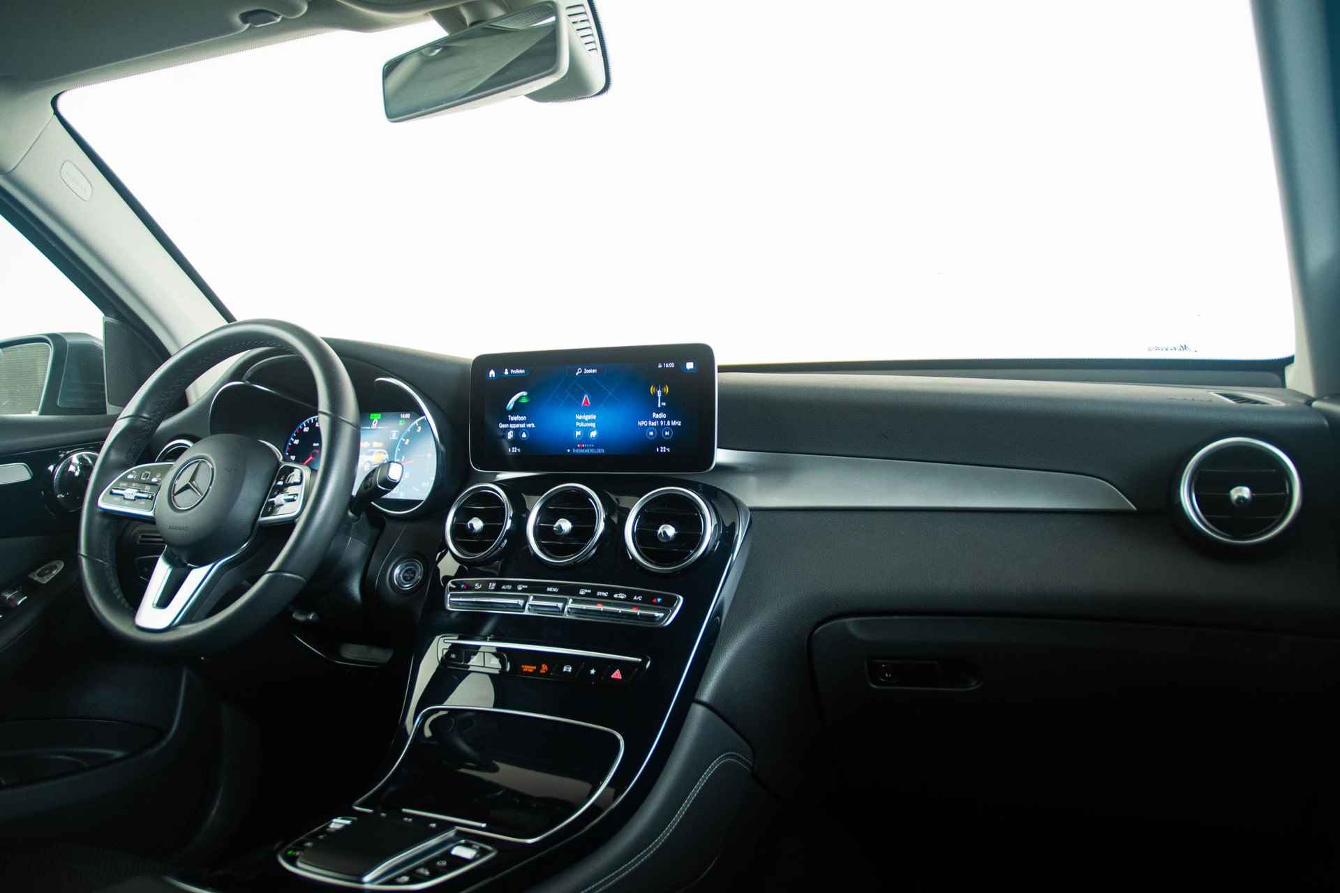 Mercedes-Benz GLC-klasse 200 Business Solution Limited Trekhaak - Aanhangwagenassistent - Parkeerpakket & camera - Stoelverwarming - warmtewerend glas - LED Koplampen - 30/40