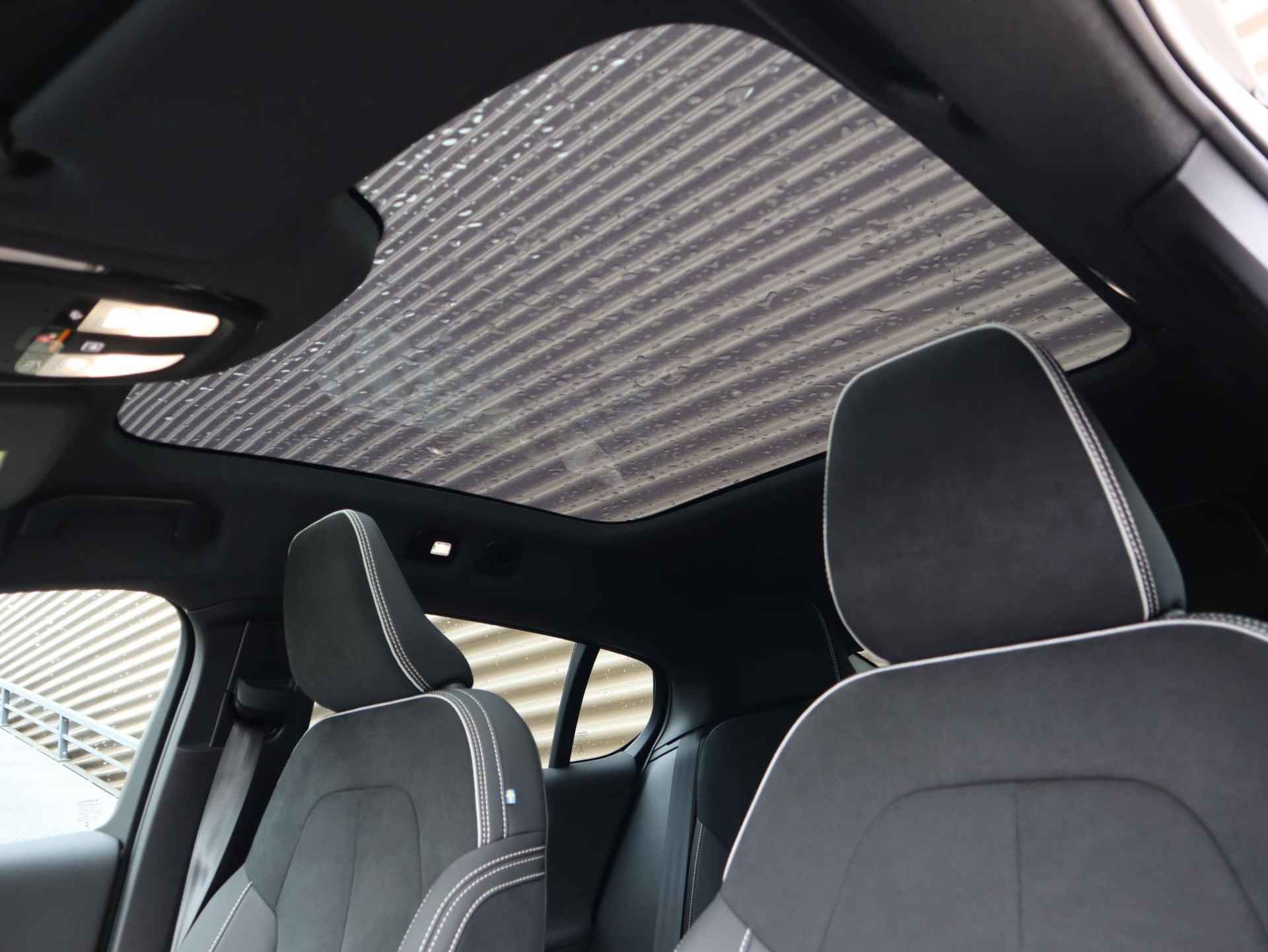 Volvo C40 Recharge Plus 69 kWh | 20 Inch | Glazen dak | Stoelverwarming | Stuurverwarming - 13/50