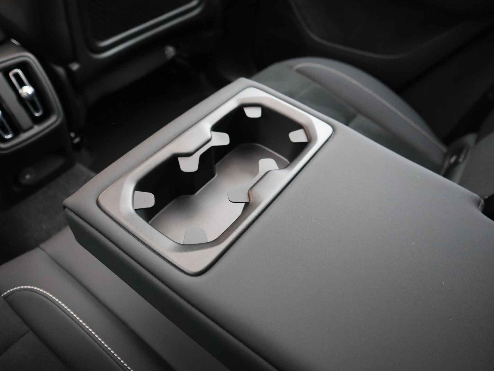 Volvo C40 Recharge Plus 69 kWh | 20 Inch | Glazen dak | Stoelverwarming | Stuurverwarming - 24/50