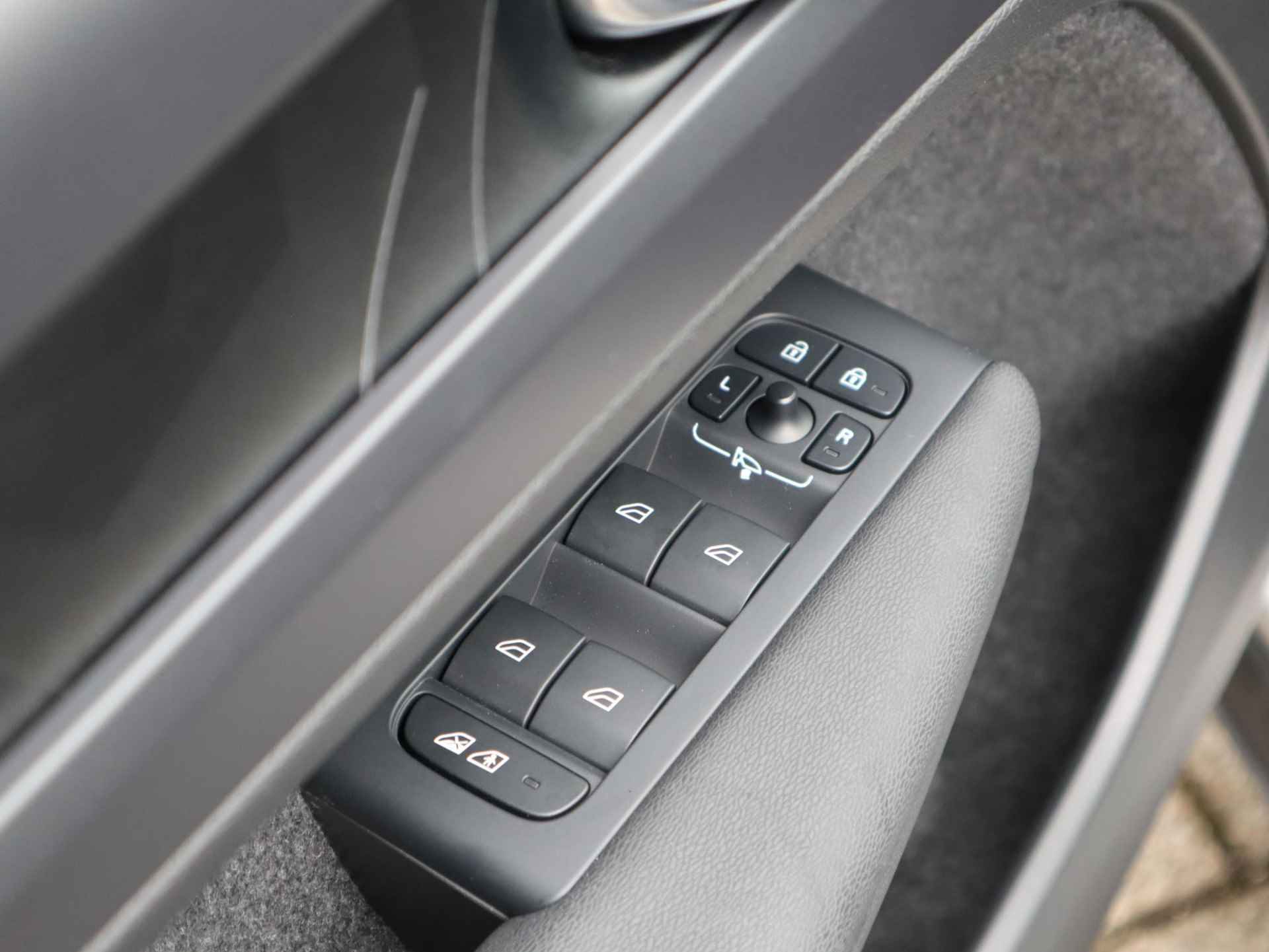 Volvo C40 Recharge Plus 69 kWh | 20 Inch | Glazen dak | Stoelverwarming | Stuurverwarming - 37/50