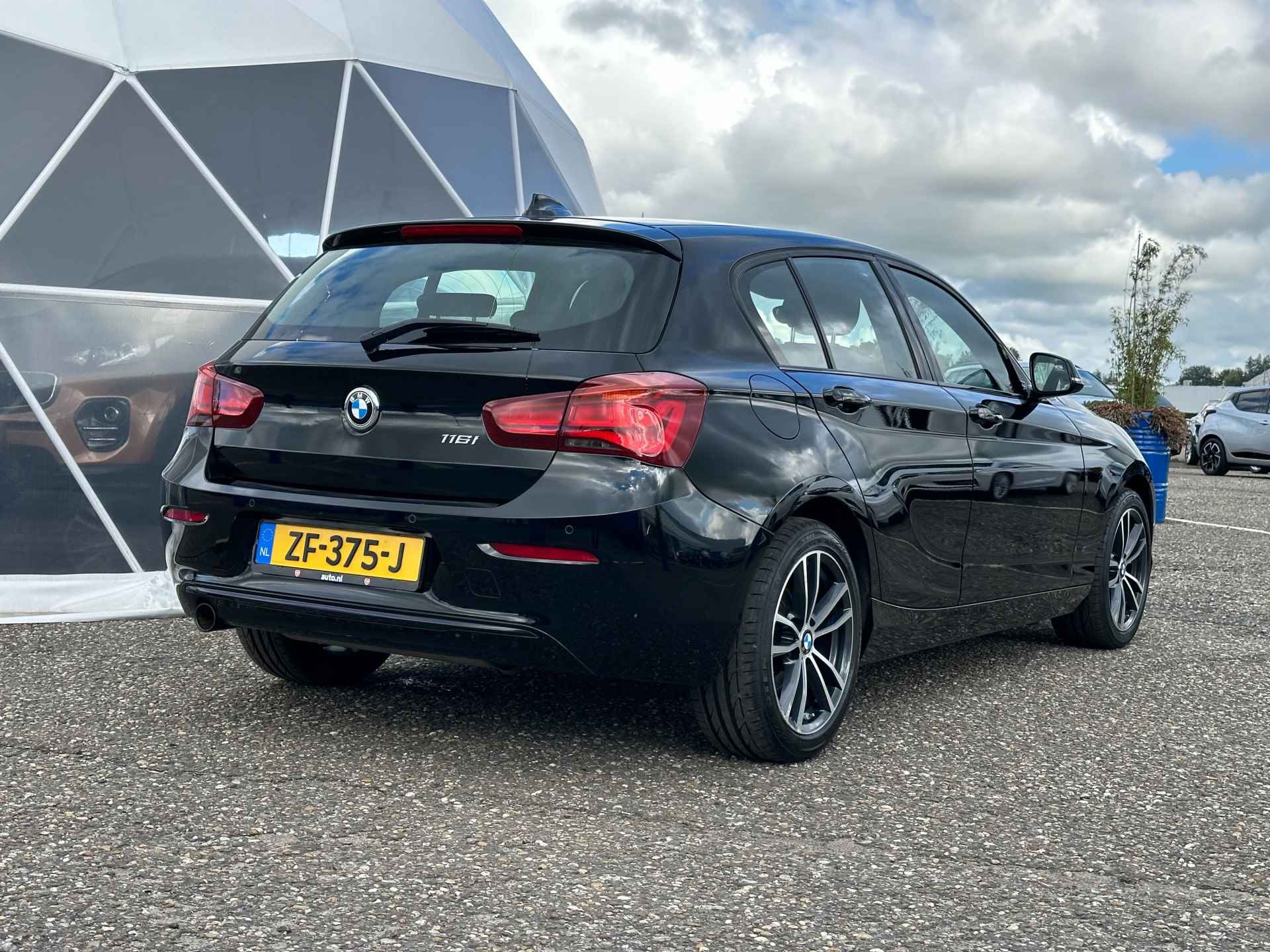 BMW 1-serie 116i Sport Line Edition Apple CarPlay | Sportstoelen verwarmd | Parkeersensoren achter - 4/38