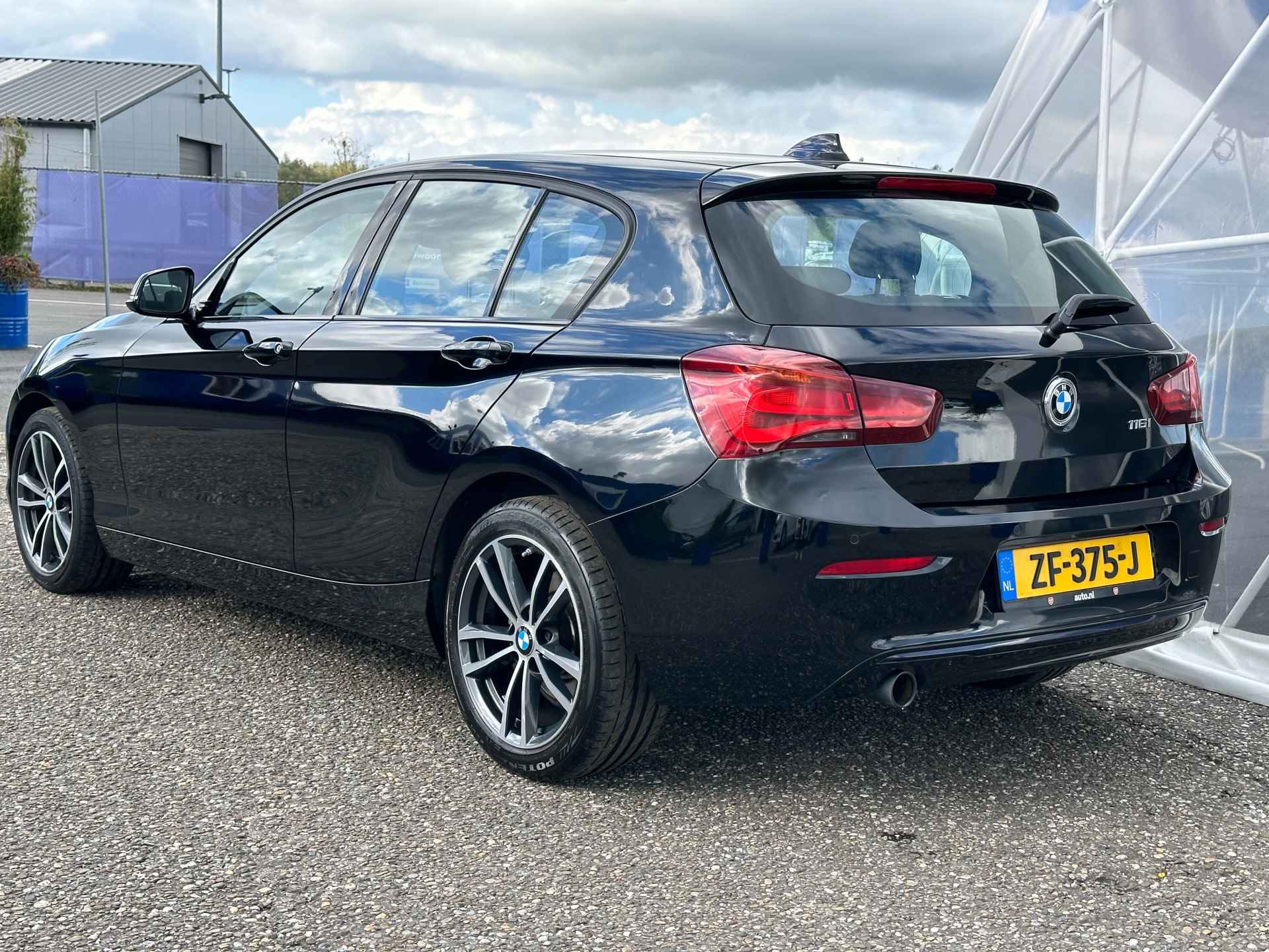 BMW 1-serie 116i Sport Line Edition Apple CarPlay | Sportstoelen verwarmd | Parkeersensoren achter - 19/38