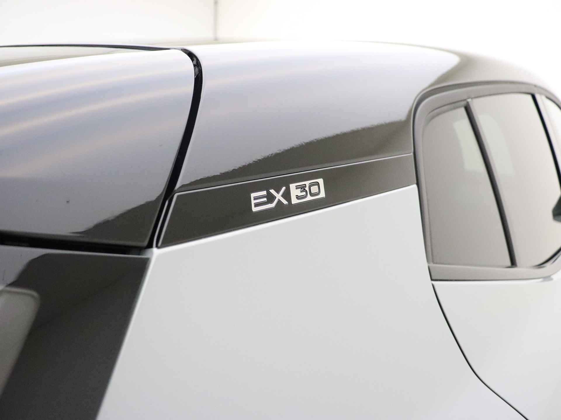Volvo EX30 Single Motor Extended Range Plus 69 kWh / NIEUW / DIRECT LEVERBAAR / 20'' / GETINT GLAS / STOEL + STUURW. VERWARMING / - 16/33