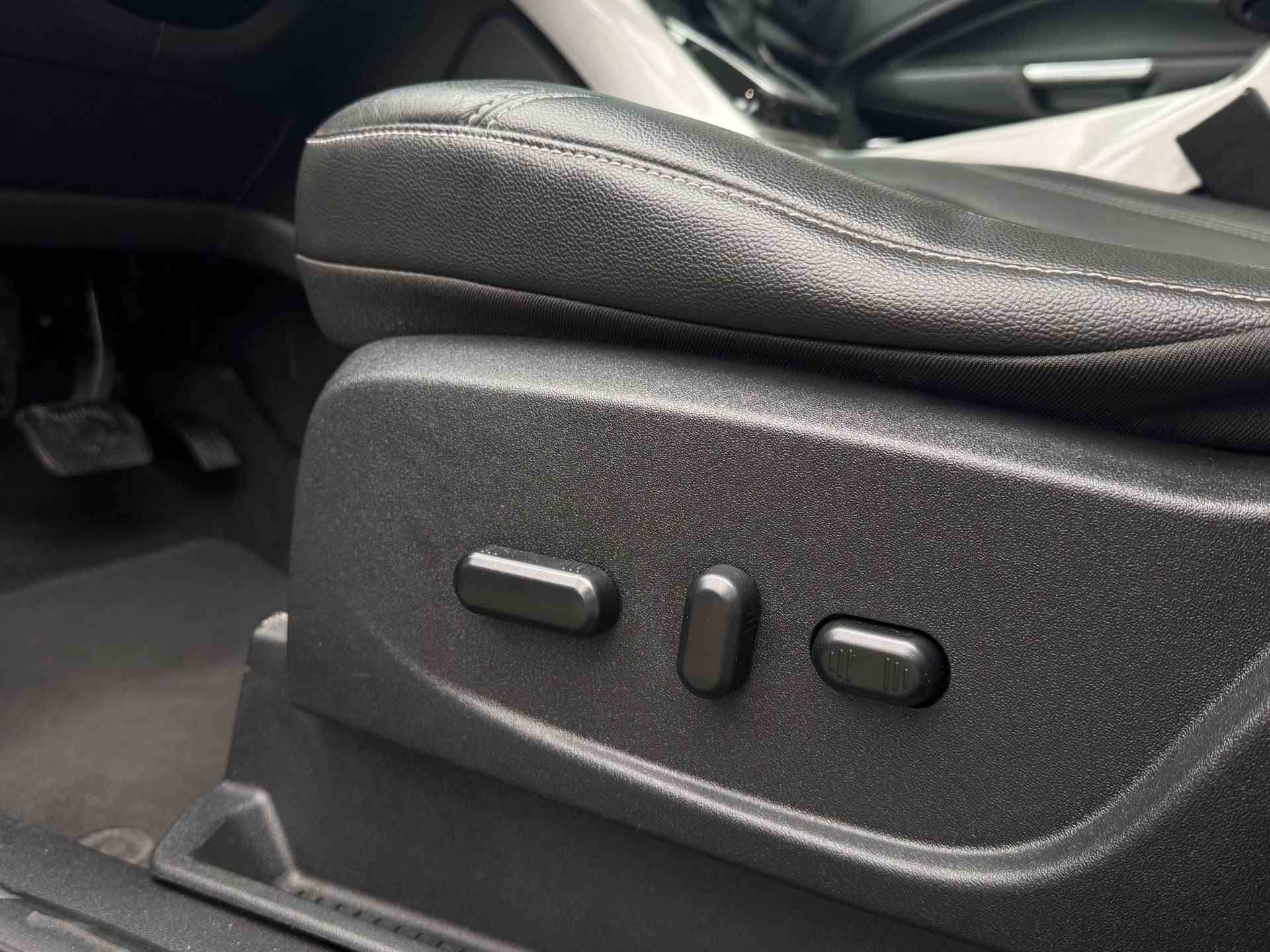 Ford C-Max 2.0 Plug-in Hybrid Titanium Plus Elektrische Lederen Stoelen | Panorama dak | NL Auto - 8/25