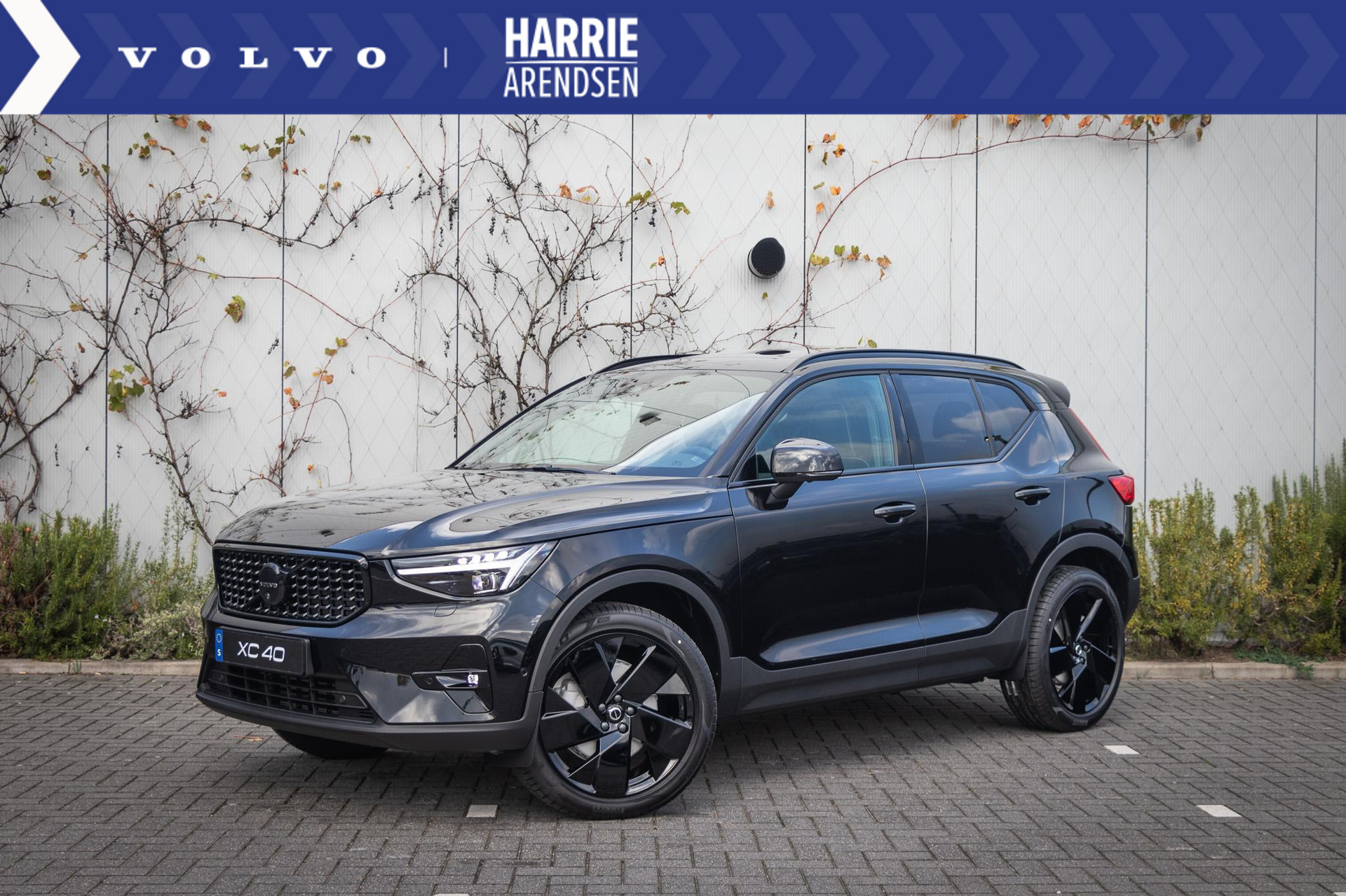 Volvo XC40 B4 Aut.7 Plus Black Edition  | Pixel koplampen | Schuif-/kanteldak | 20 Inch lichtmetalen velgen | Harman Kardon audio | 360 Graden camera | Adaptieve Cruise Control