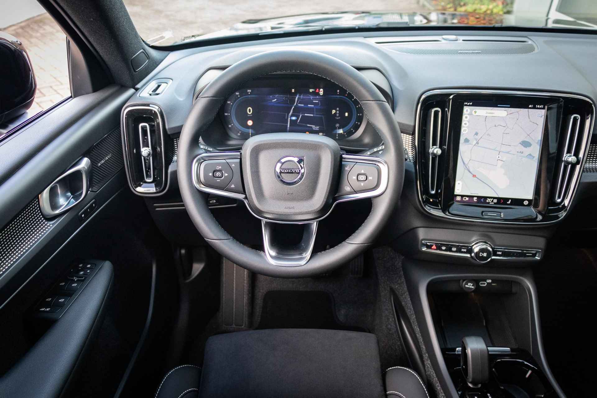 Volvo XC40 B4 Aut.7 Plus Black Edition  | Pixel koplampen | Schuif-/kanteldak | 20 Inch lichtmetalen velgen | Harman Kardon audio | 360 Graden camera | Adaptieve Cruise Control - 3/24