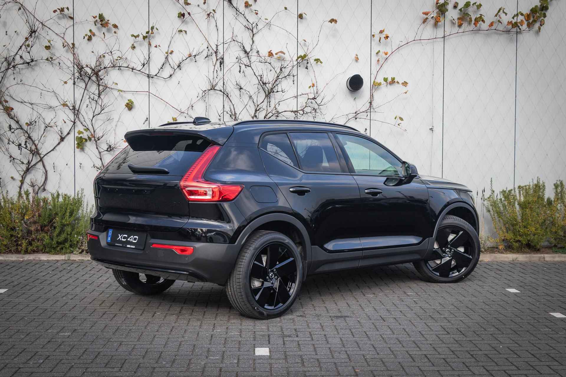 Volvo XC40 B4 Aut.7 Plus Black Edition  | Pixel koplampen | Schuif-/kanteldak | 20 Inch lichtmetalen velgen | Harman Kardon audio | 360 Graden camera | Adaptieve Cruise Control - 4/24