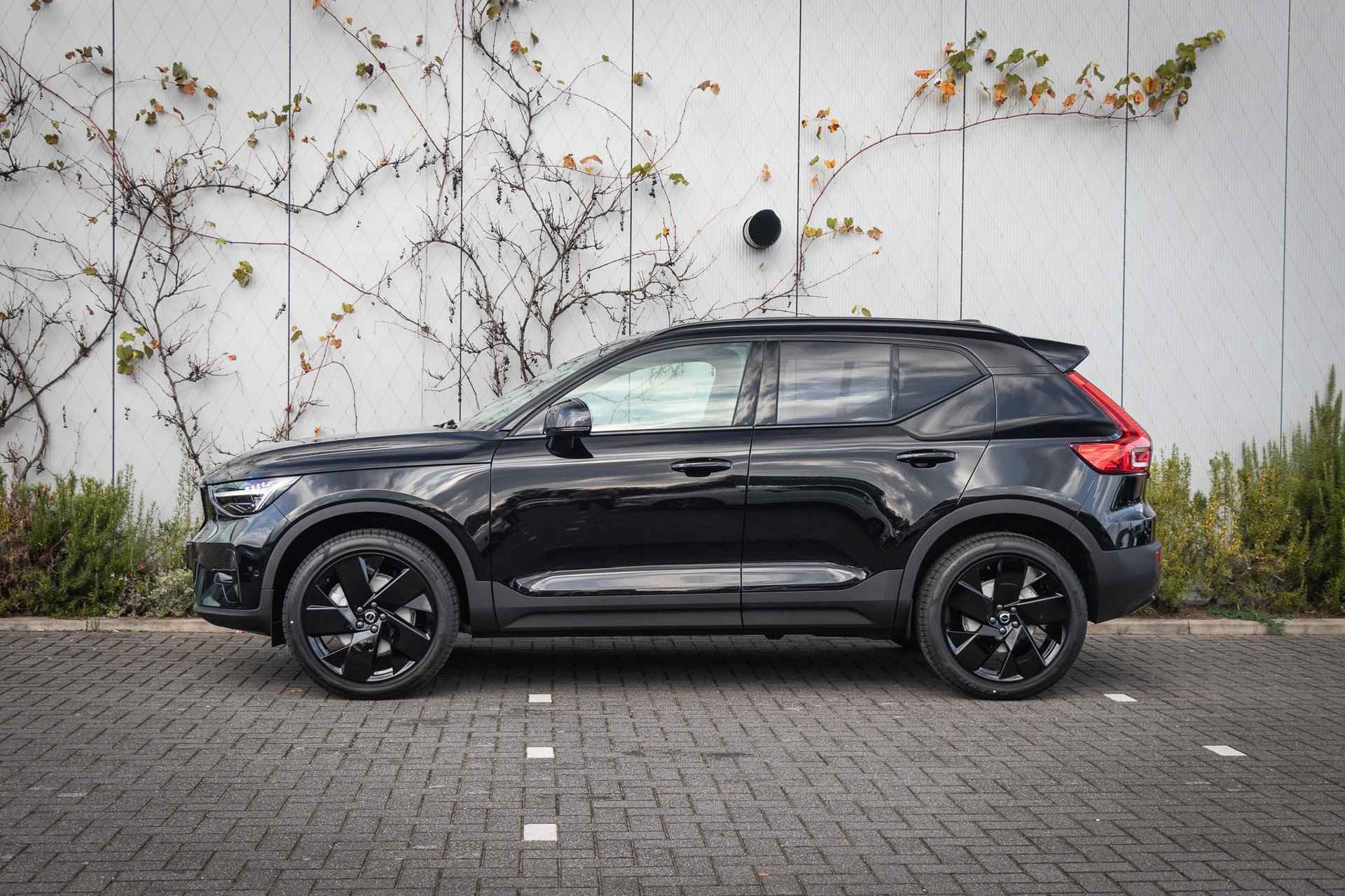 Volvo XC40 B4 Aut.7 Plus Black Edition  | Pixel koplampen | Schuif-/kanteldak | 20 Inch lichtmetalen velgen | Harman Kardon audio | 360 Graden camera | Adaptieve Cruise Control - 5/24