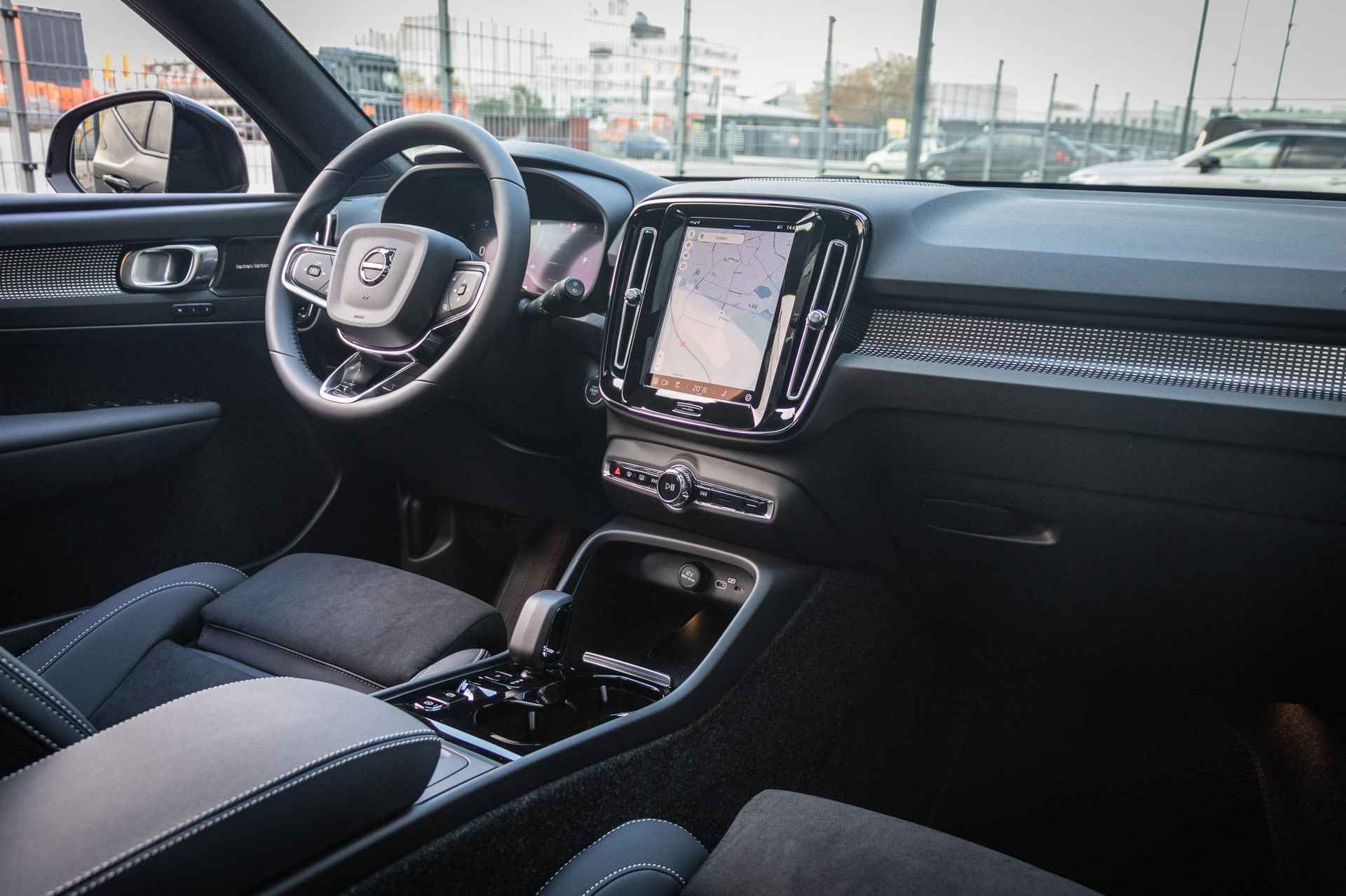 Volvo XC40 B4 Aut.7 Plus Black Edition  | Pixel koplampen | Schuif-/kanteldak | 20 Inch lichtmetalen velgen | Harman Kardon audio | 360 Graden camera | Adaptieve Cruise Control - 15/24