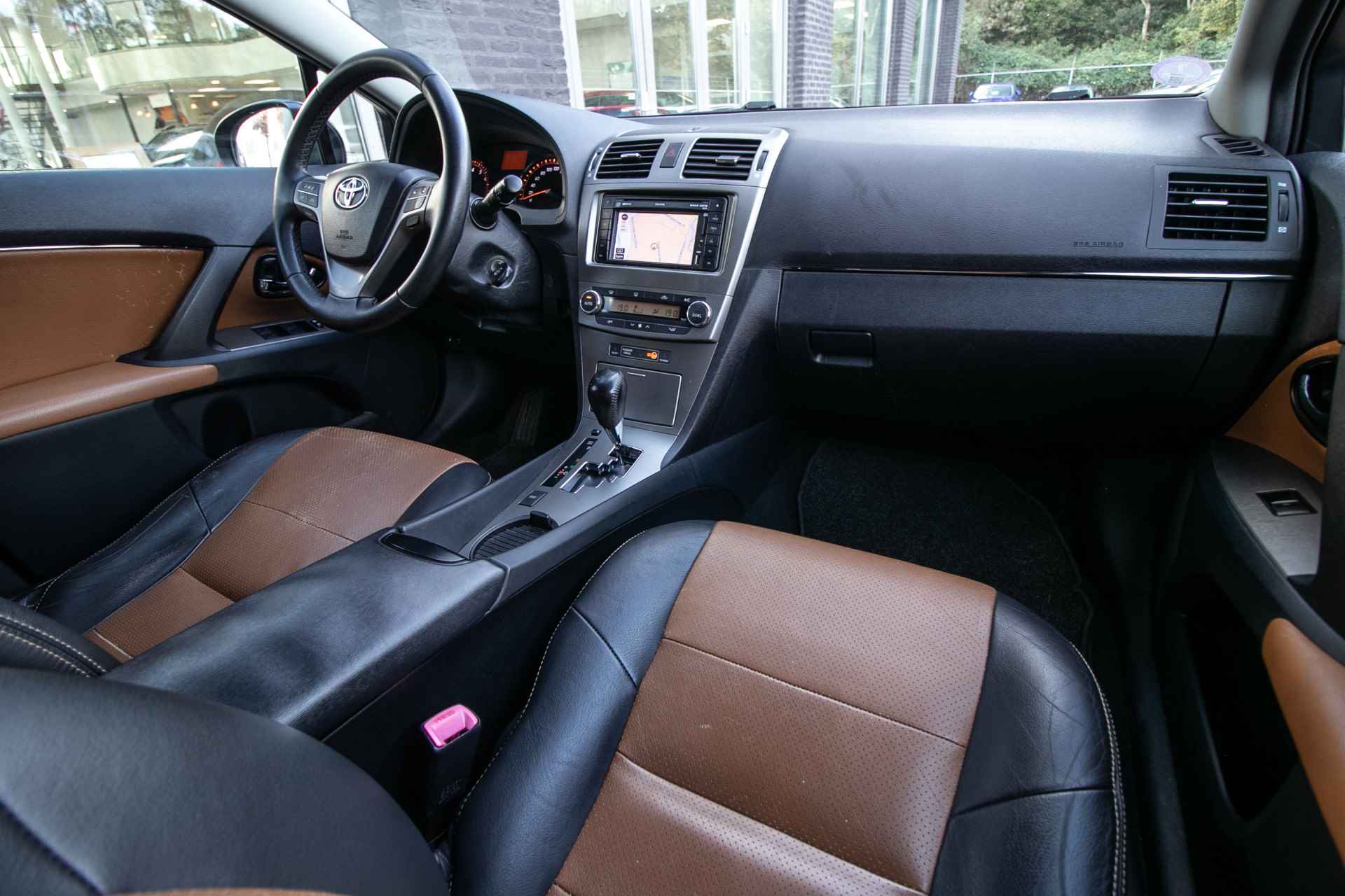 Toyota Avensis wagon 1.8 VVTi Business automaat - All-in rijklrprs | afn. trekhaak | leder | cruise control - 4/37