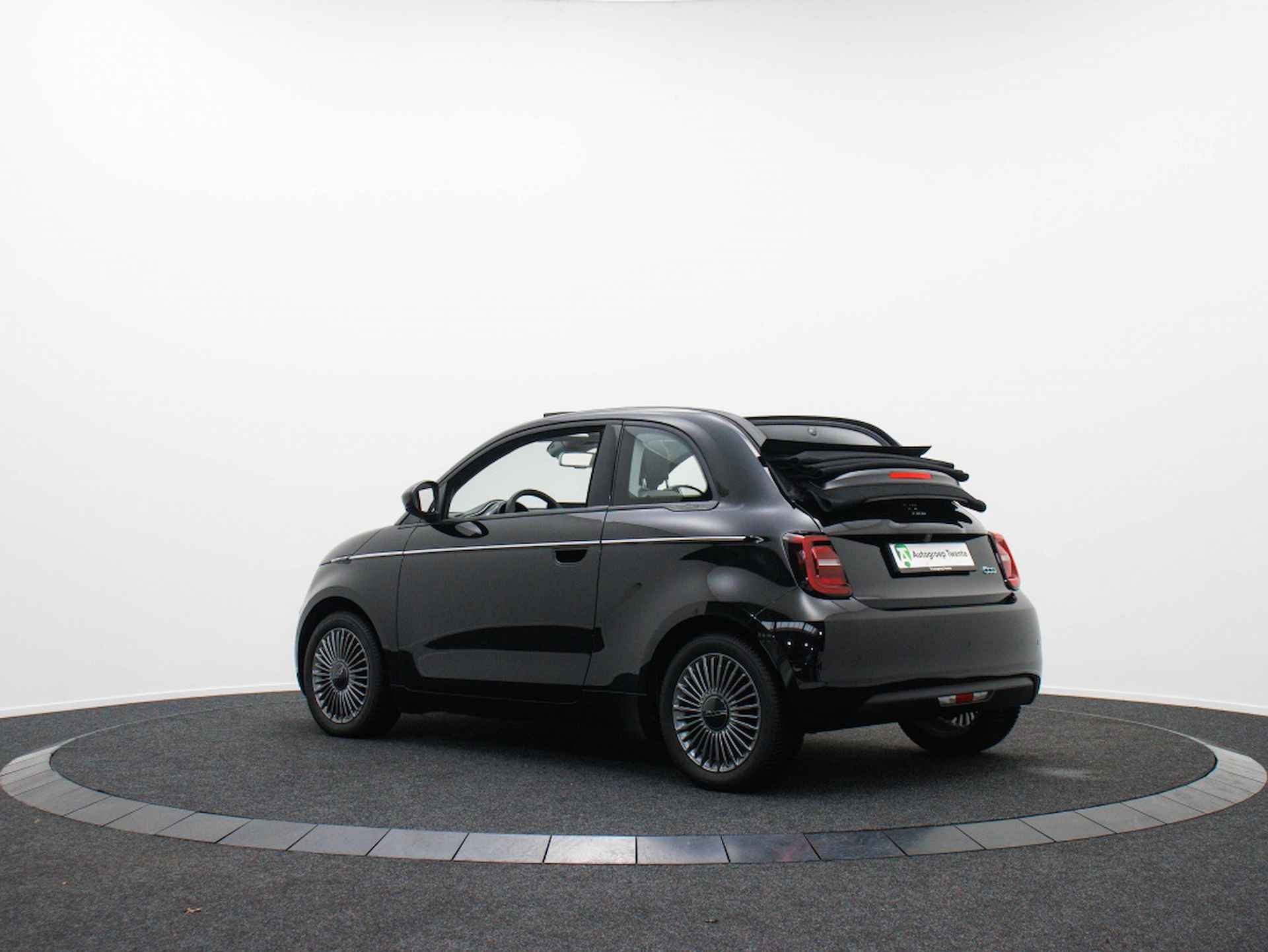 Fiat 500 Cabrio Icon 42 kWh | Electric | Private lease 339 p.m. - 2/41